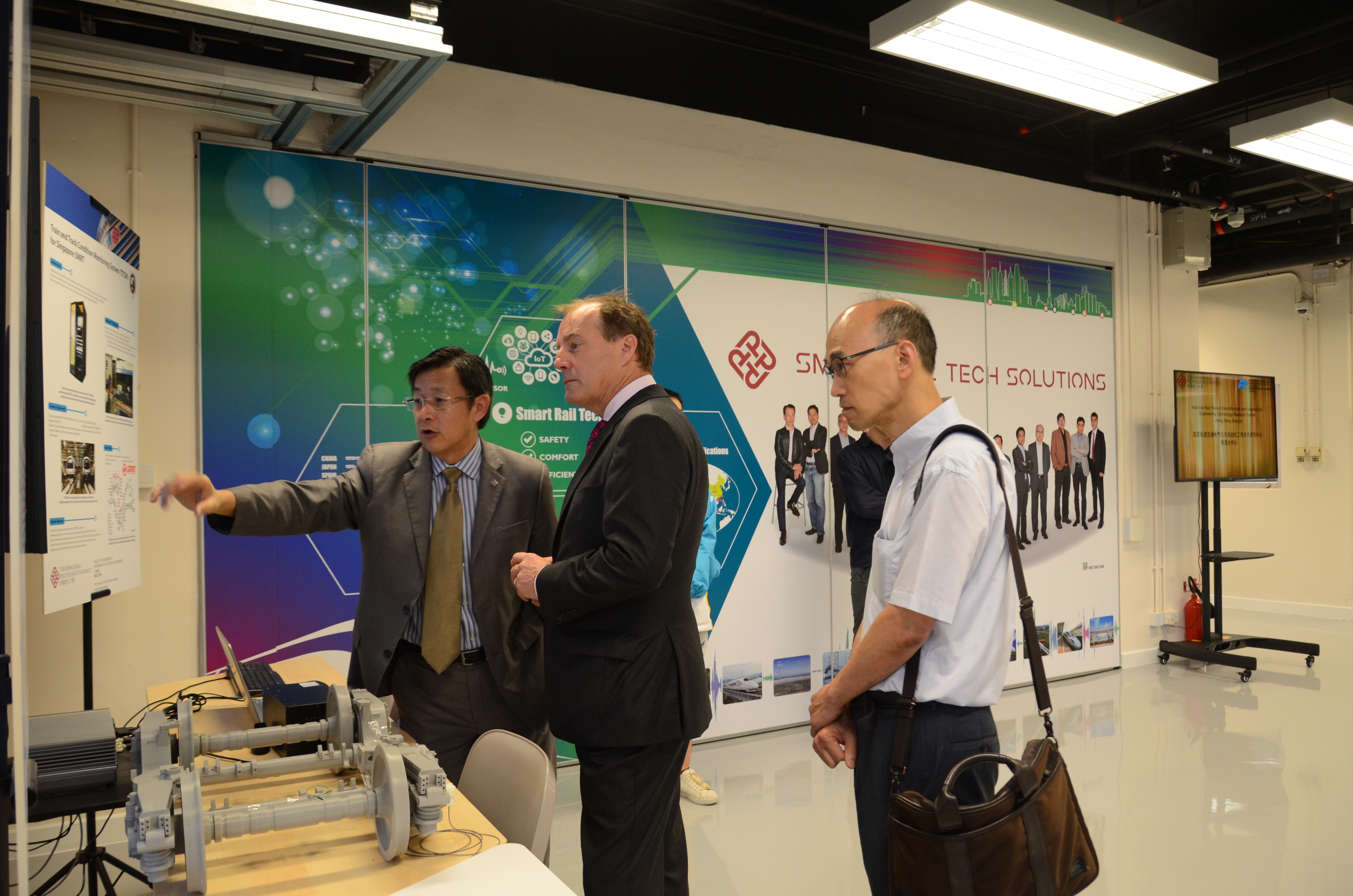 2018_06_visit_by_dr_peter_ewen_engineering_director_of_mtr_13_20180731_1951279033