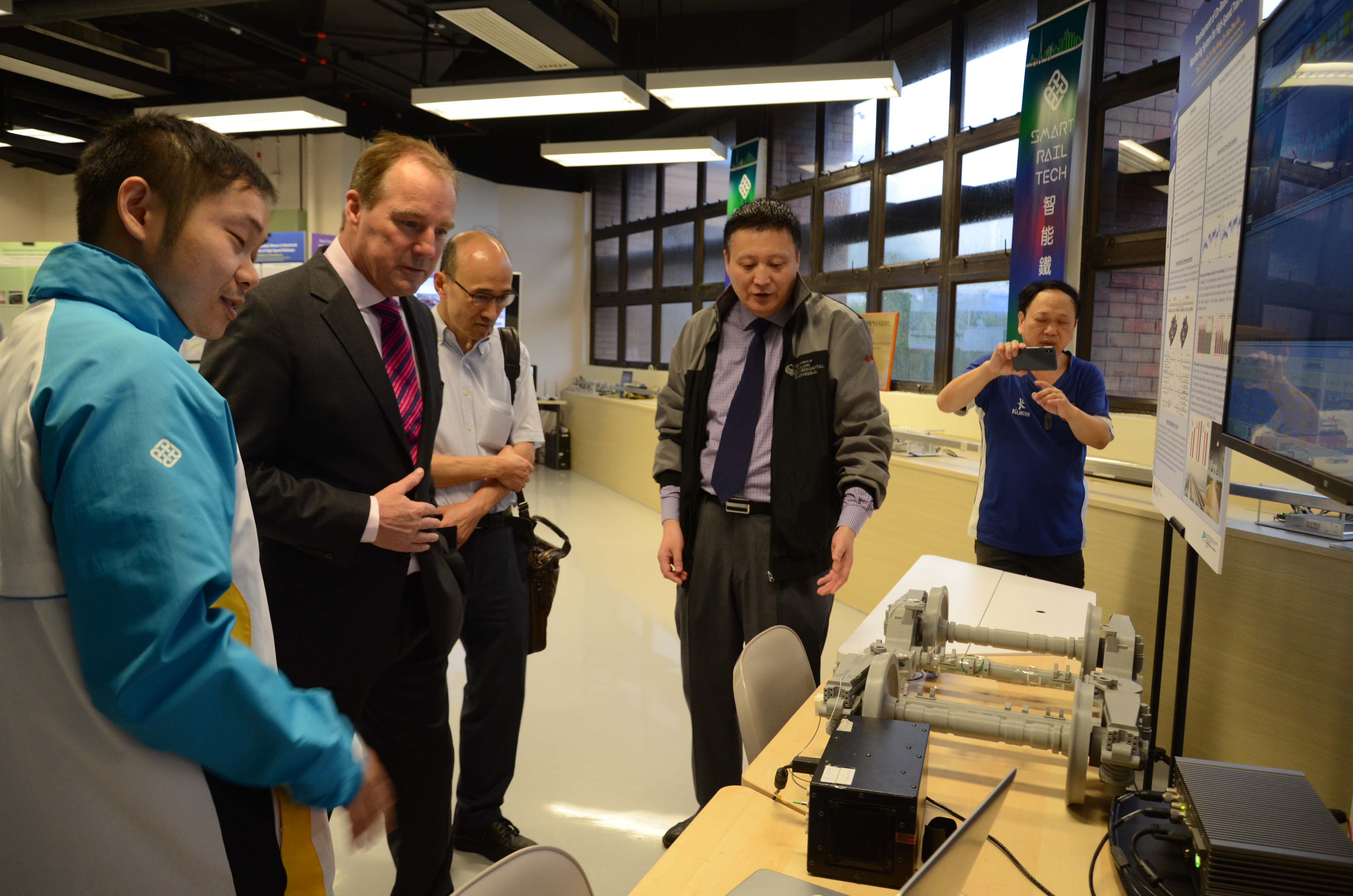 2018_06_visit_by_dr_peter_ewen_engineering_director_of_mtr_21_20180731_2034836966