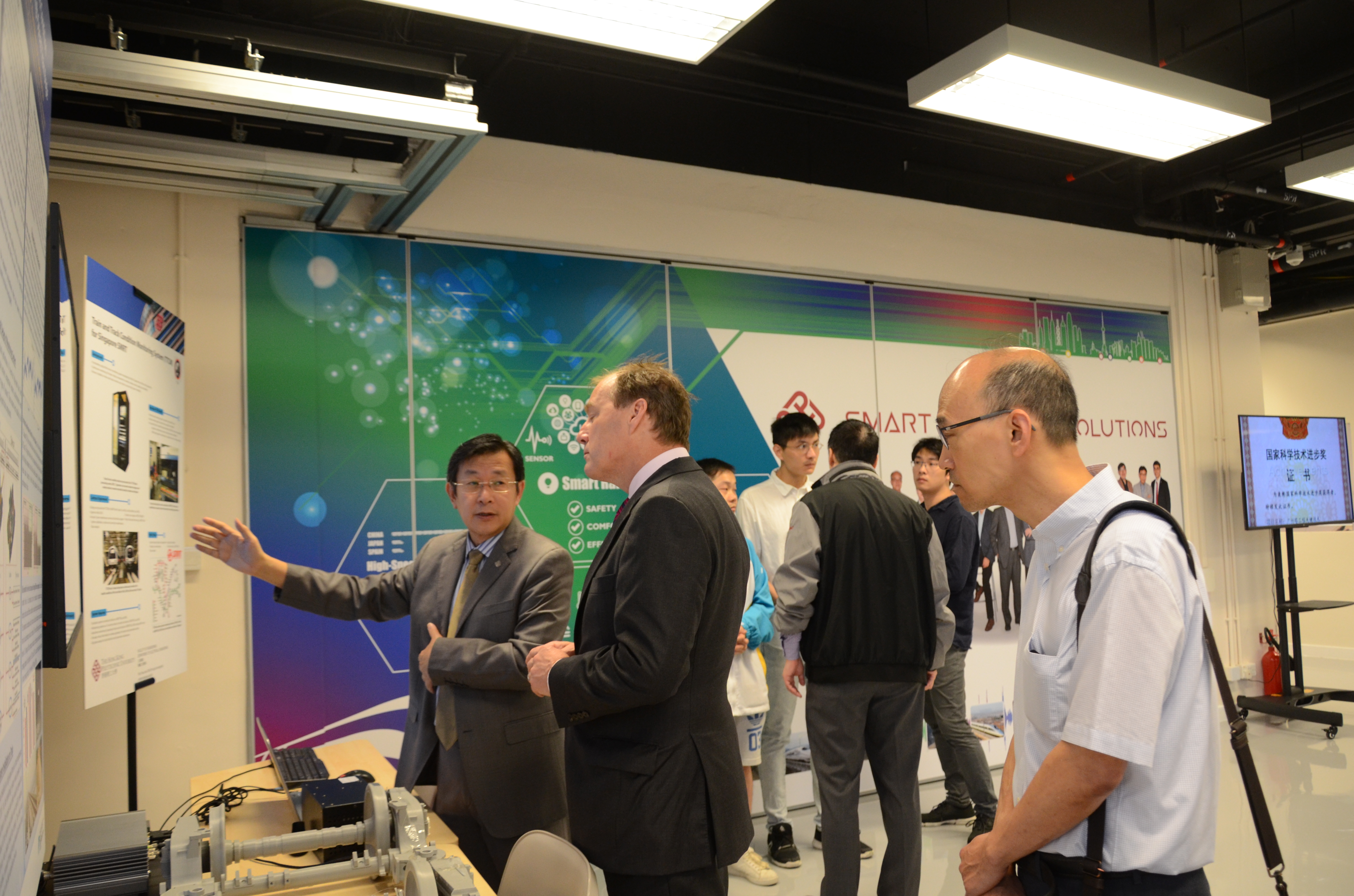 2018_06_visit_by_dr_peter_ewen_engineering_director_of_mtr_8_20180731_1196304840