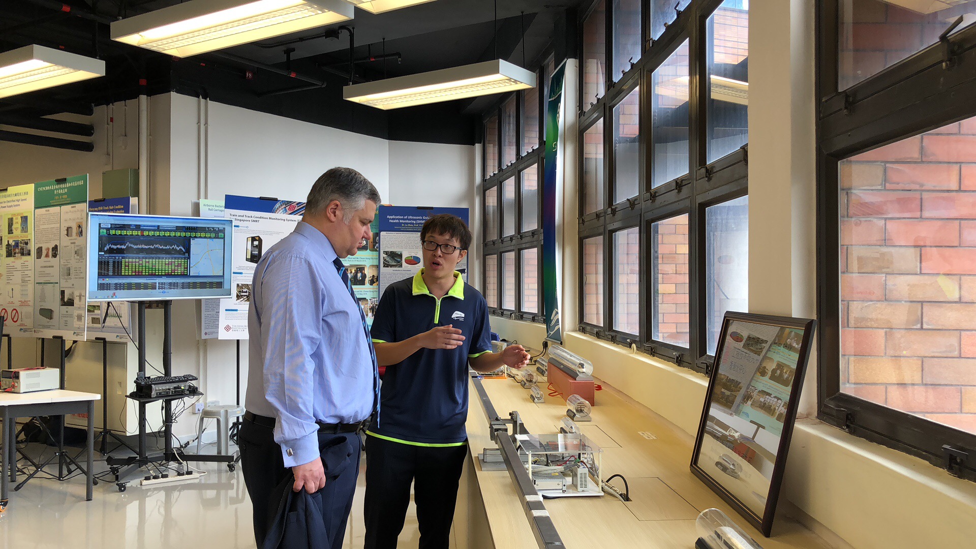 2018_10_visit_by_prof_clive_roberts_from_university_of_birmingham_13_20181016_1709611866