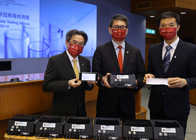 Professor Christopher CHAO, Vice President (Research and Innovation) of PolyU (Middle), was encouraged by the results of the research of the portable testing device, which is led by Professor YIP Shea-ping, Professor and Head of the Department of Health Technology and Informatics of PolyU (left) and Dr. LEE Ming-hung Thomas, Associate Professor and Associate Head of the Department of Biomedical Engineering of PolyU(right).