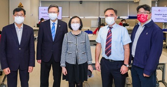 Secretary for Food and Health visits PolyU’s new support centre for the Hospital Authority’s COVID-19 hotline
