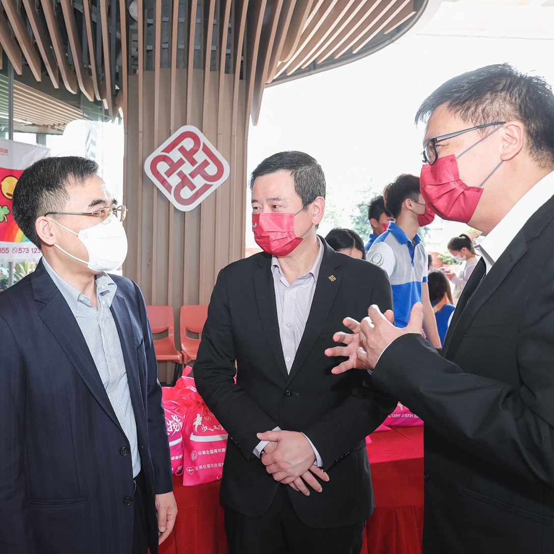 Director-General Zhong Jichang of the Liaison Office participates in the distribution of COVID-19 supplies at PolyU