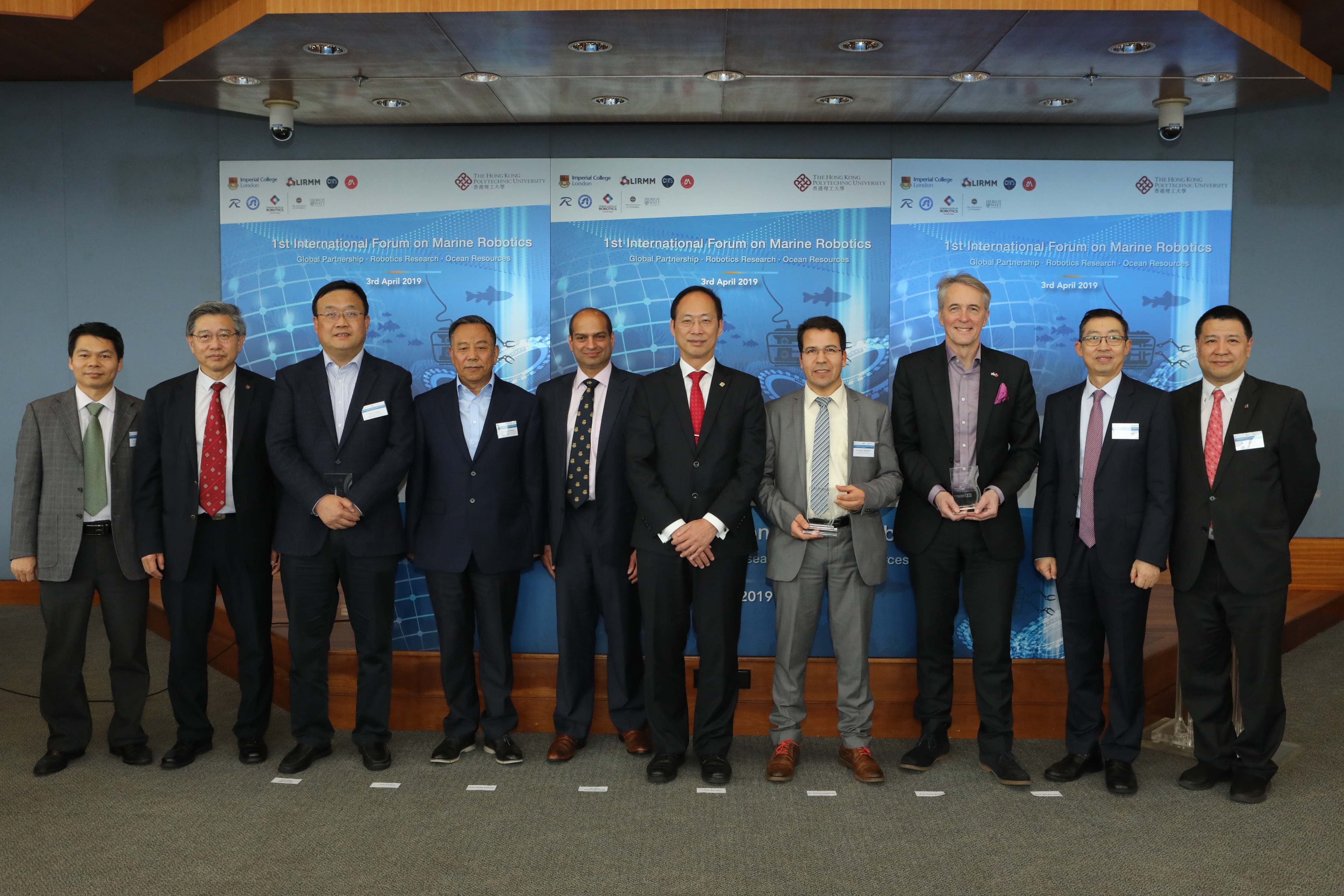 香港理工大学在4月3日 于香港举行全港首个「海洋机械人国际论坛」，期间，理大副校长（科研发展）卫炳江教授（右五）与讲者合照。