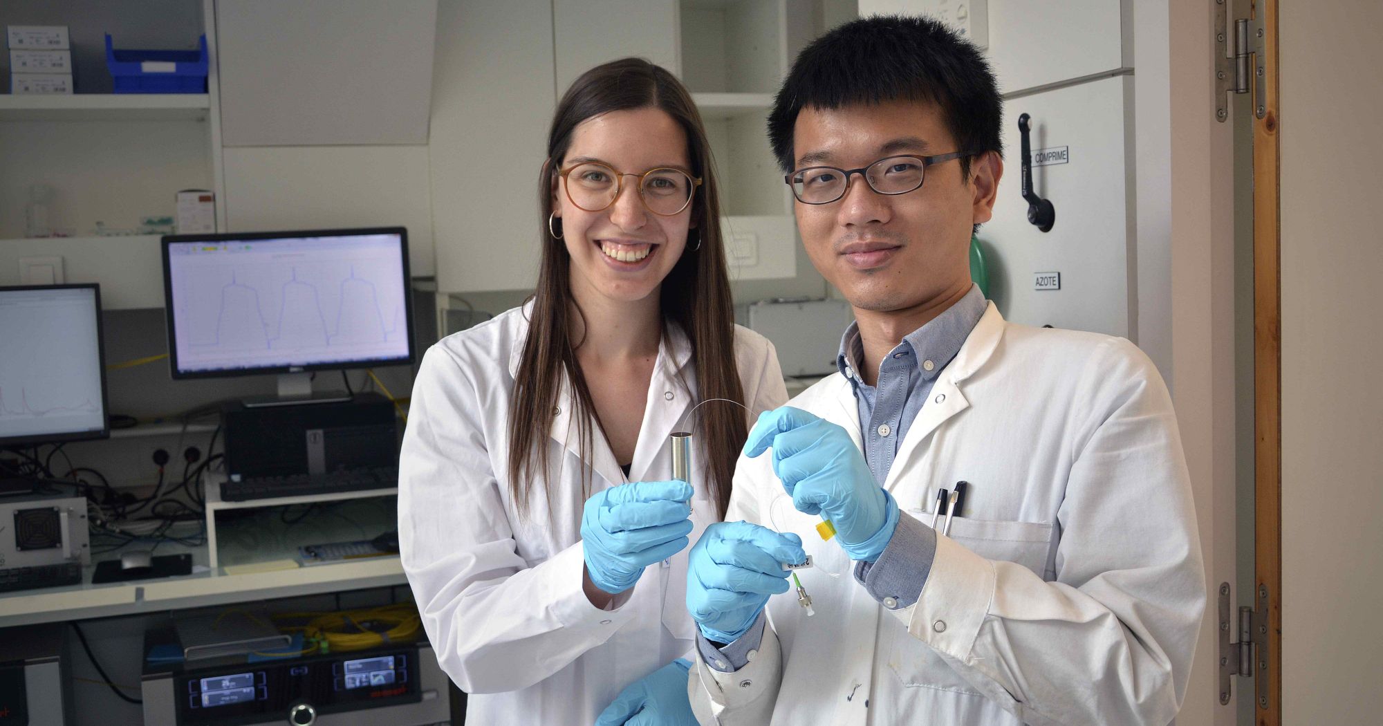 Dr Jiaqiang HUANG (right) and Dr Laura Albero BLANQUER of Collège de France are the first author and second author of the collaborative study respectively.