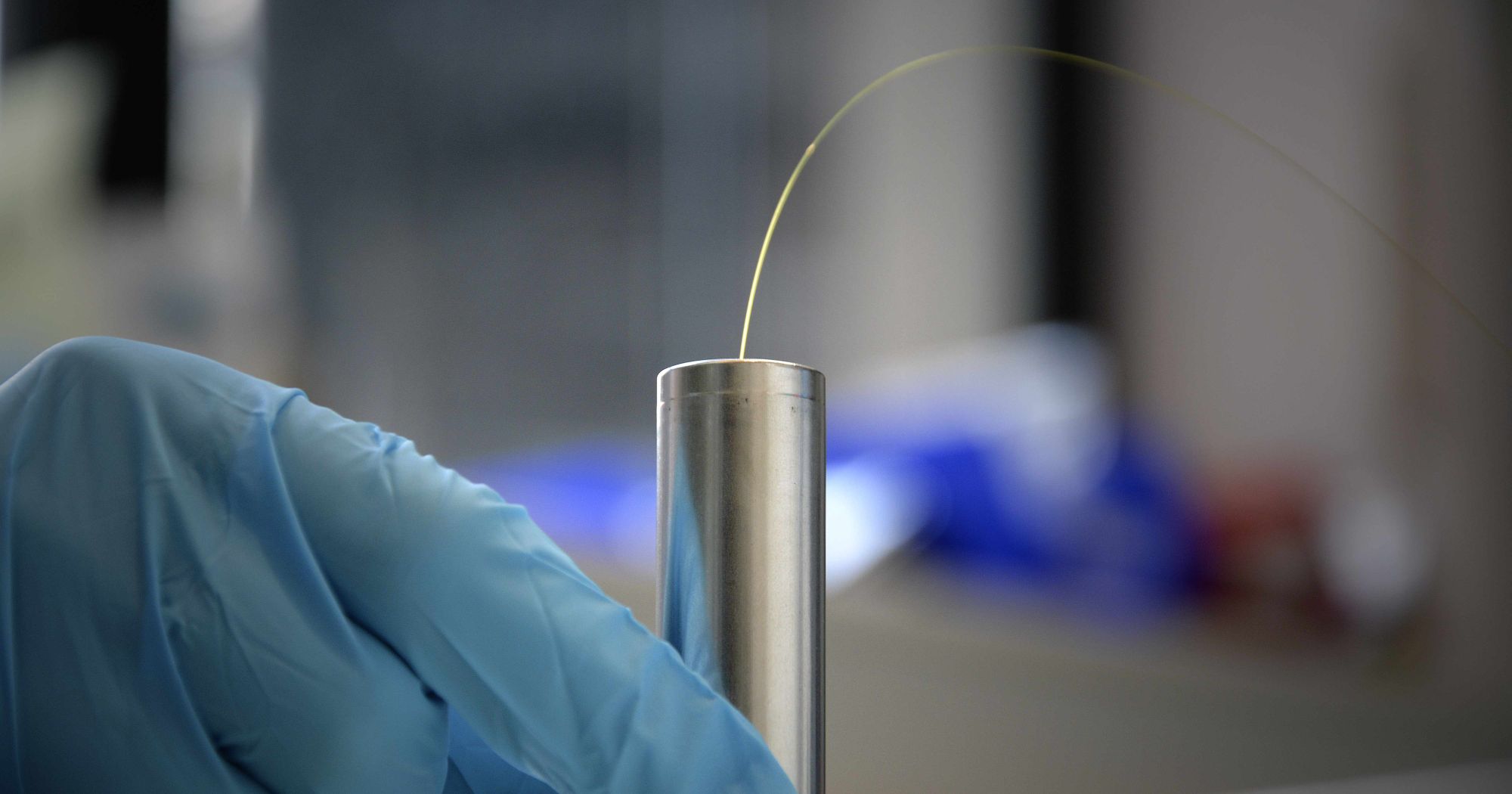 An optical fibre sensor (about 150 microns in diameter) is inserted into a cylindrical cell (18650 format). By placing the optical fibre directly into the center of the cell, the sensor can monitor internal temperature and pressure with unprecedented accuracy.