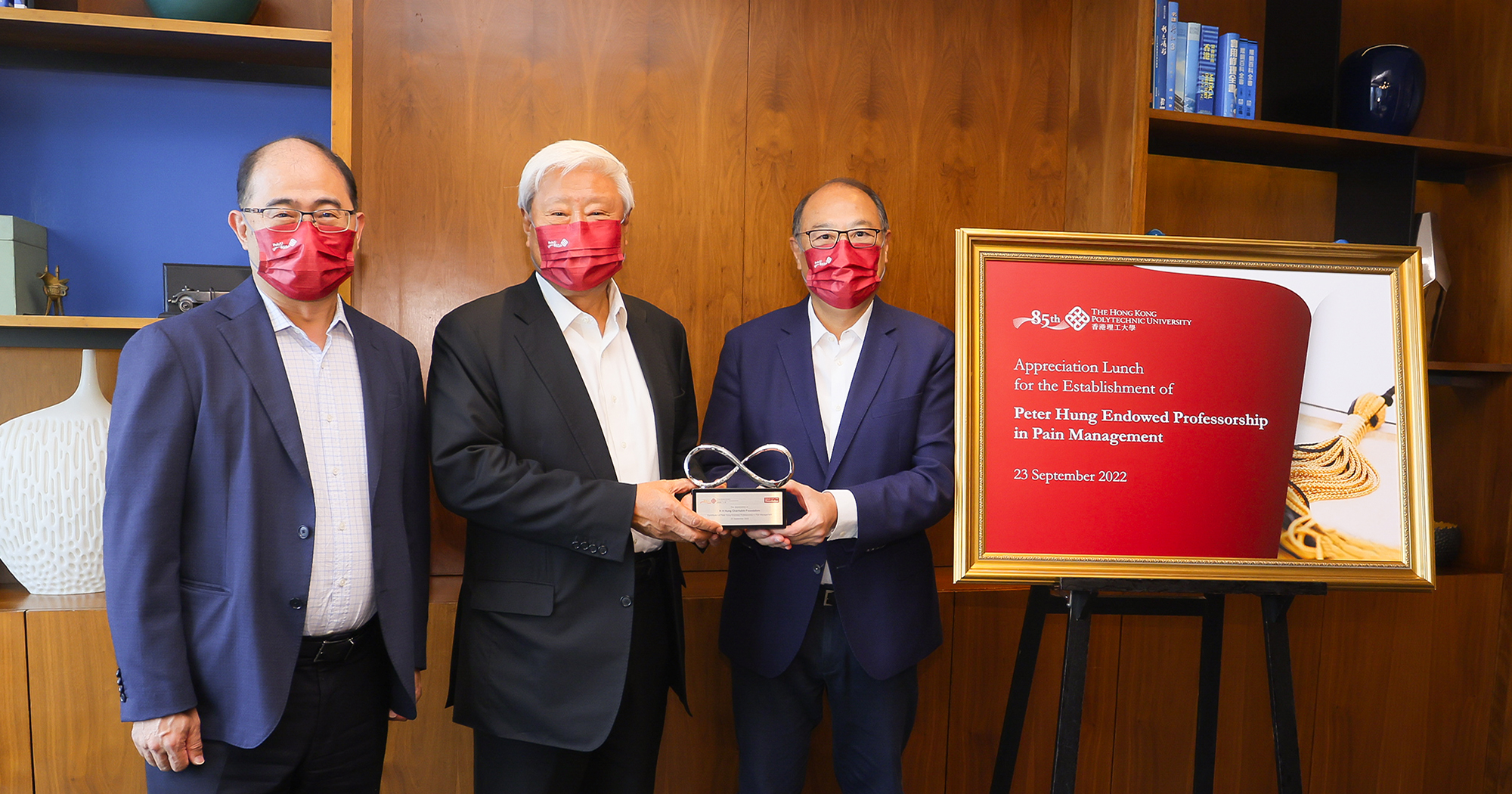 PolyU Council Chairman Dr Lam Tai-fai (right) and PolyU Deputy President and Provost Prof. Wing-tak Wong (left) presented a souvenir to Founder of H H Hung Charitable Foundation Mr Peter Hung (middle) on behalf of the University.