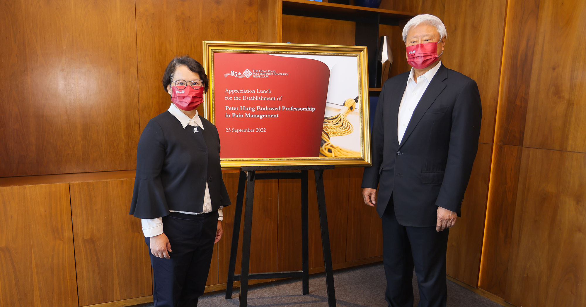 Peter Hung Professor in Pain Management Prof. Amy Fu (left) expressed her heartfelt gratitude to Mr Hung (right) for his support which will allow her to strive further in pain management research.