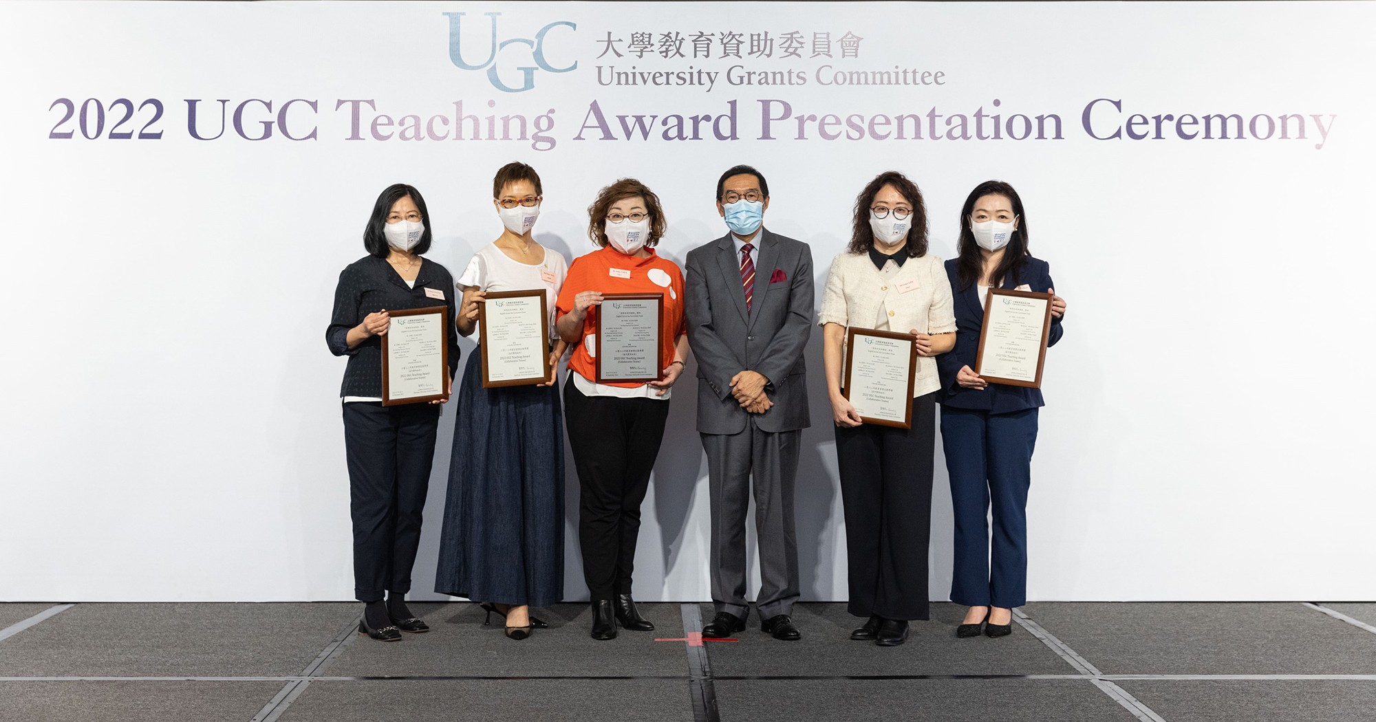 The EAC team, led by Dr Julia Chen (3rd from left), Director of the Educational Development Centre of PolyU, received the 2022 UGC Teaching Award for Collaborative Teams from Mr Carlson Tong (3rd from right), Chairman of UGC.