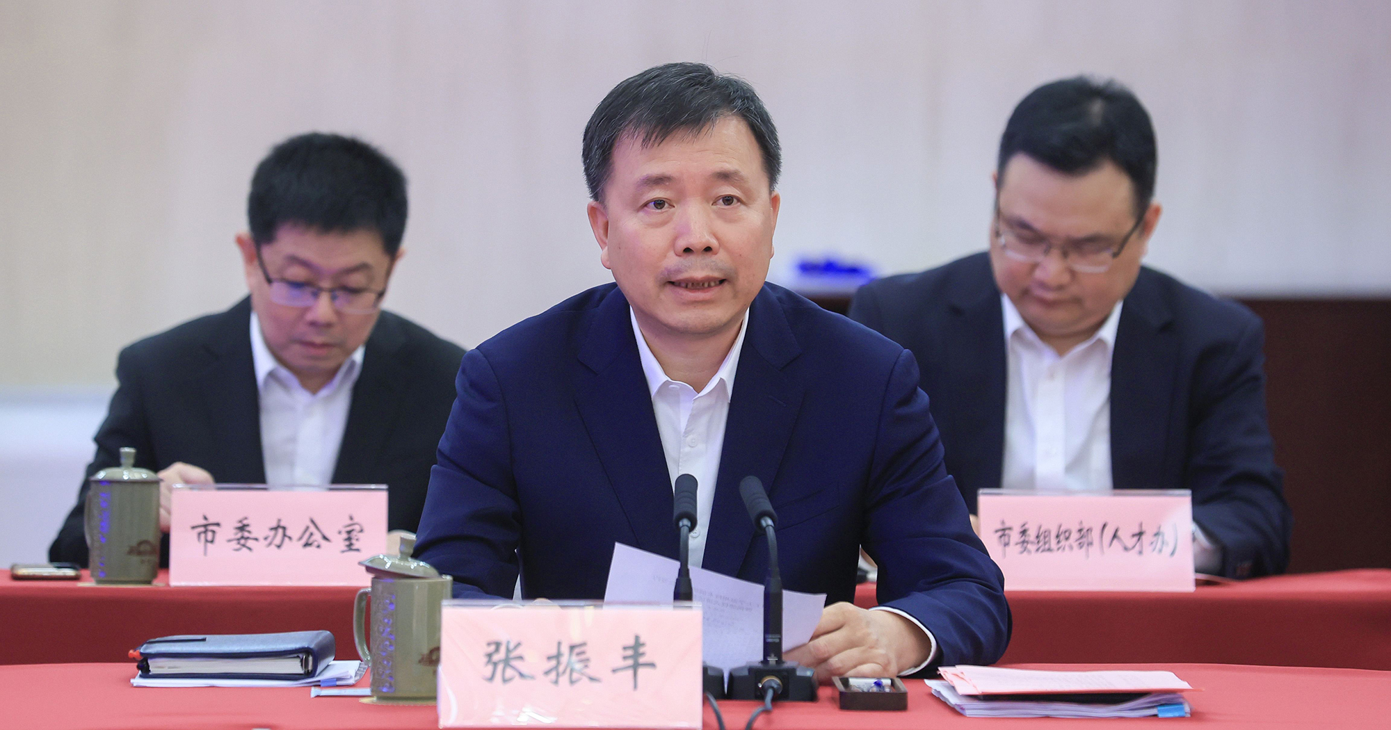 Mr Zhang Zhenfeng said that the joint institute will become a powerful engine to develop Wenzhou into a nationally innovative city, a new force in fostering two industrial clusters with output valued at trillion-yuan level, and a bridge to connect to global innovation resources. It will help enhance Wenzhou’s competitiveness in technological innovation, shape new trends in industrial development, and attract innovative international talents.