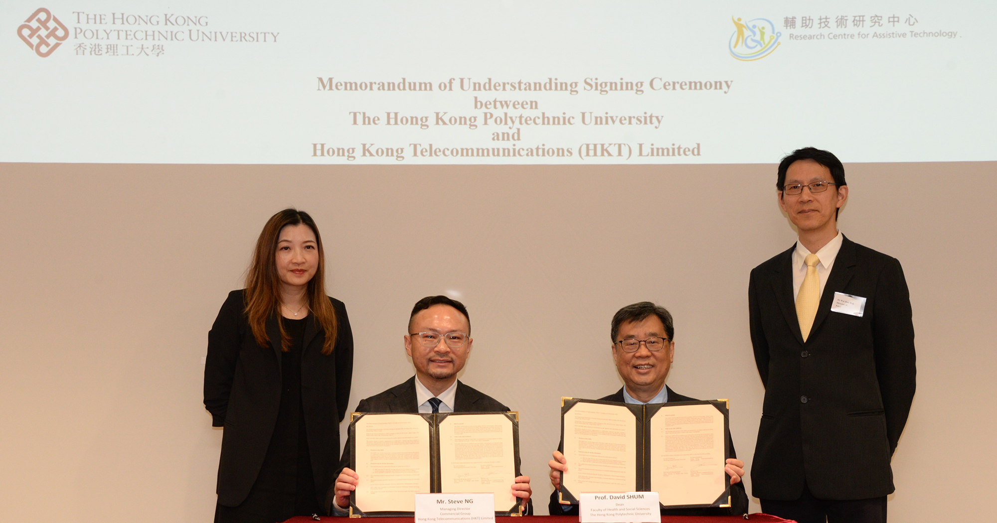 Witnessed by Dr Hon-wah WAI, Director of Industrial Centre, PolyU (1st from right) and Ms. Natalie CHAN, Senior Vice President, Mobile Marketing & Commercial Operations, Hong Kong Telecommunications Limited (HKT) (1st from left), the agreement was signed by Prof. David SHUM, Dean of Faculty of Health and Social Sciences (FHSS) (2nd from right) and Mr. Steve NG, Managing Director of HKT (2nd from left), for providing 5G network coverage and services for research projects carried out by academics, researchers and students from FHSS at PolyU campus, as well as collaborative research activities for the healthcare industries.