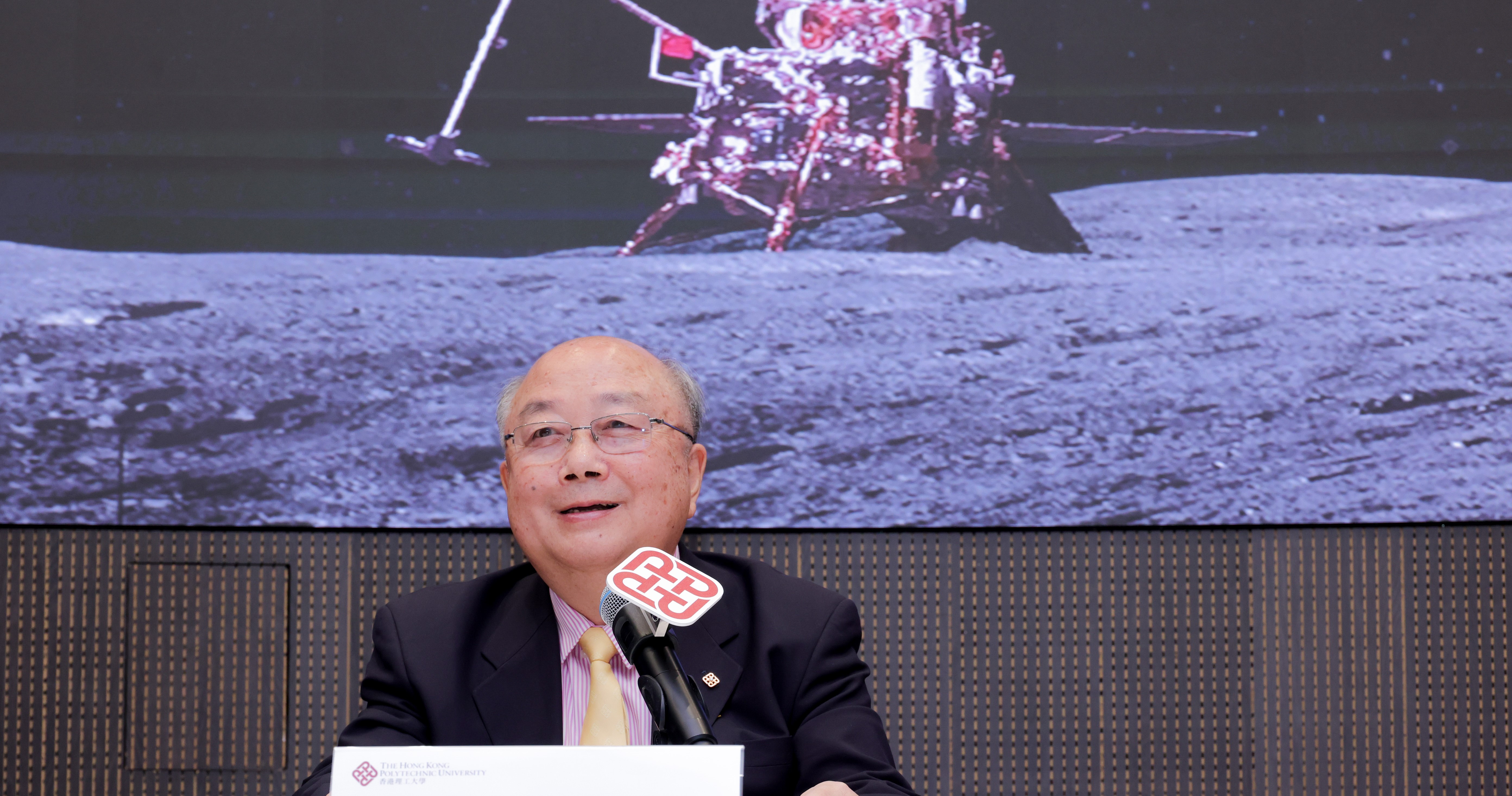 容啟亮教授介紹為嫦娥六號任務所研製的「表取採樣執行裝置」。