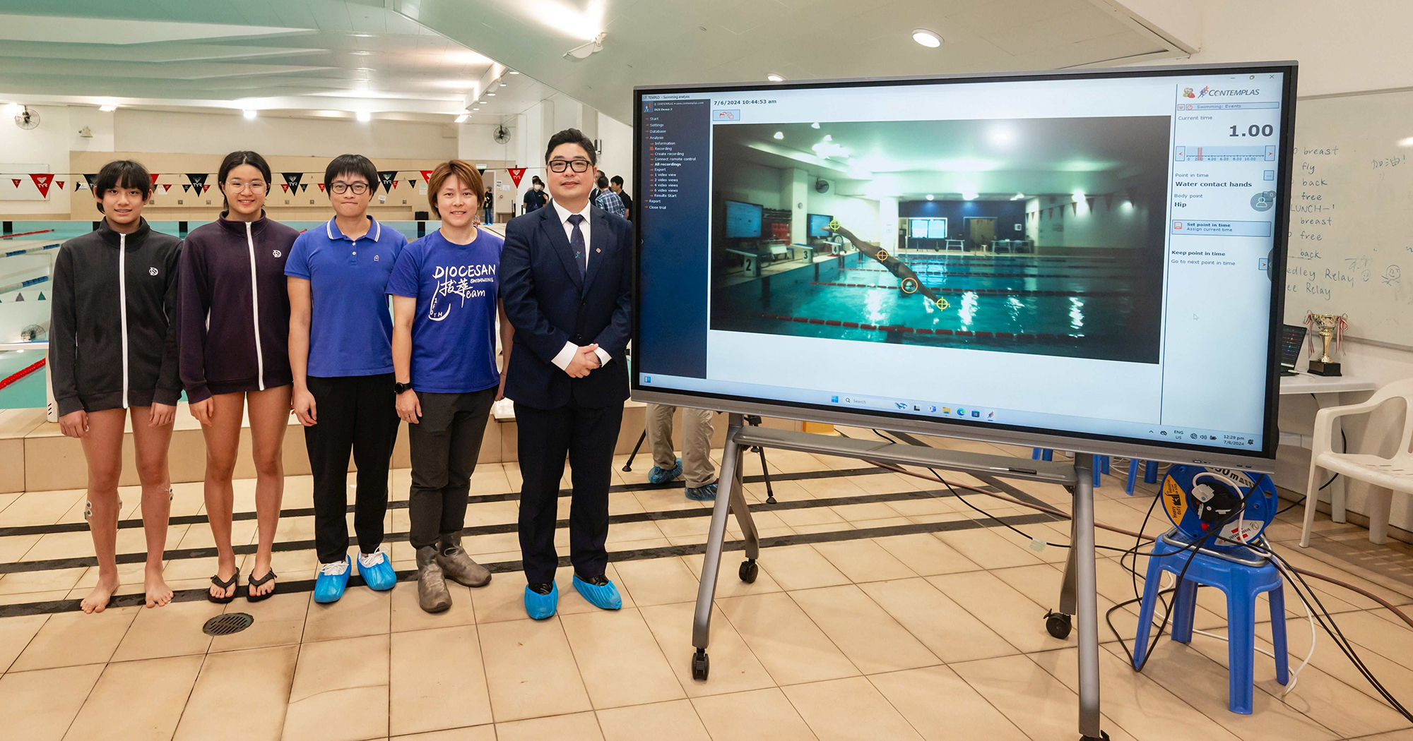 The team led by Dr Billy So has employed advanced wearable sensors and an underwater camera system to capture and analyse data on swimmers’ start jump motion and swimming postures, thereby assisting coaches in designing training programme for athletes.   (from right) Dr Billy So; Ms Sherry TSAI, Coach of DGS swimming team; Ms Rosanna SZE, DGS alumna; Gilaine MA and Melody SUM, DGS swimming team members.