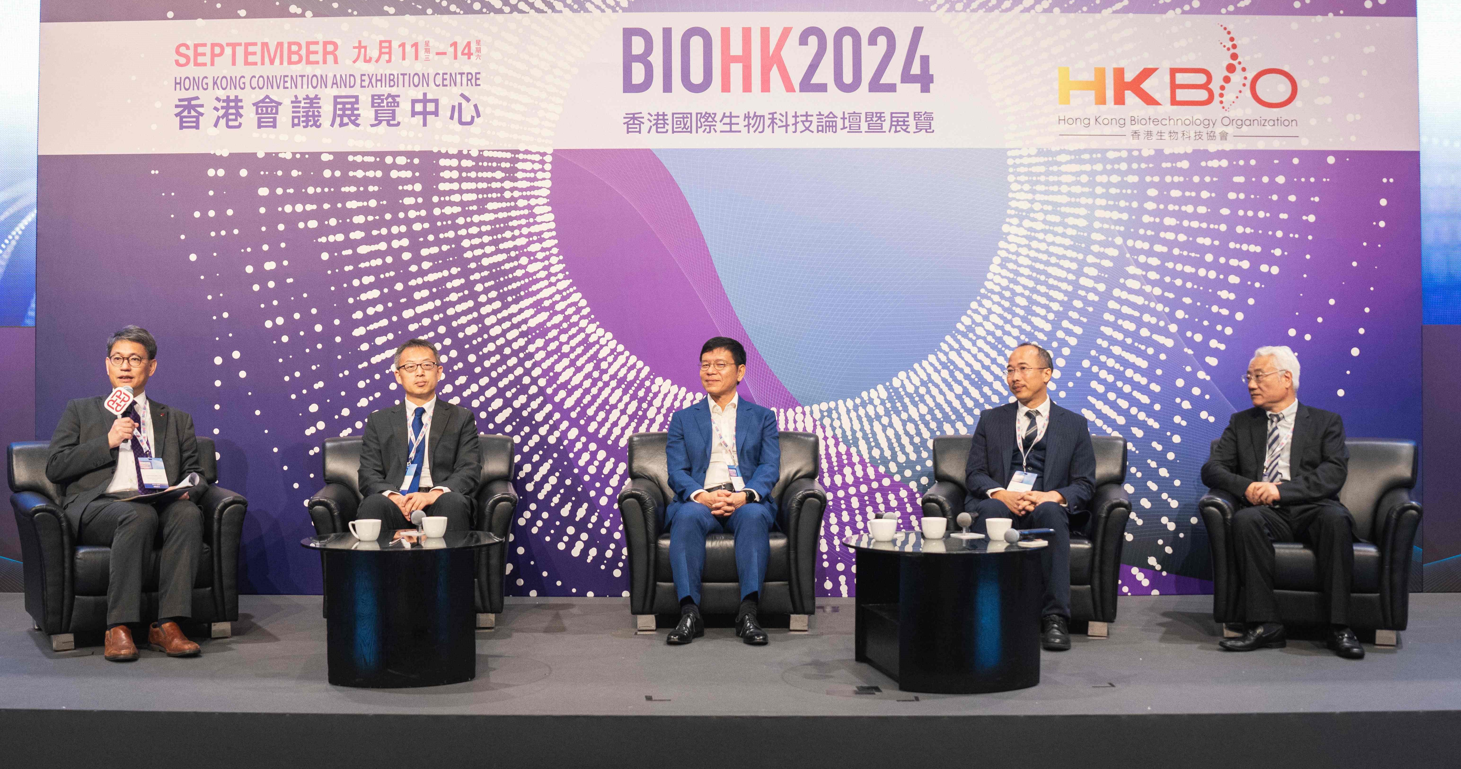 Prof. Christopher Chao (1st from left), Vice President (Research and Innovation) of PolyU, hosted a panel discussion themed “Building Collaborative Ecosystems: How Universities, Hospitals, and the Healthcare Industry Can Collaborate to Spur Innovation”.