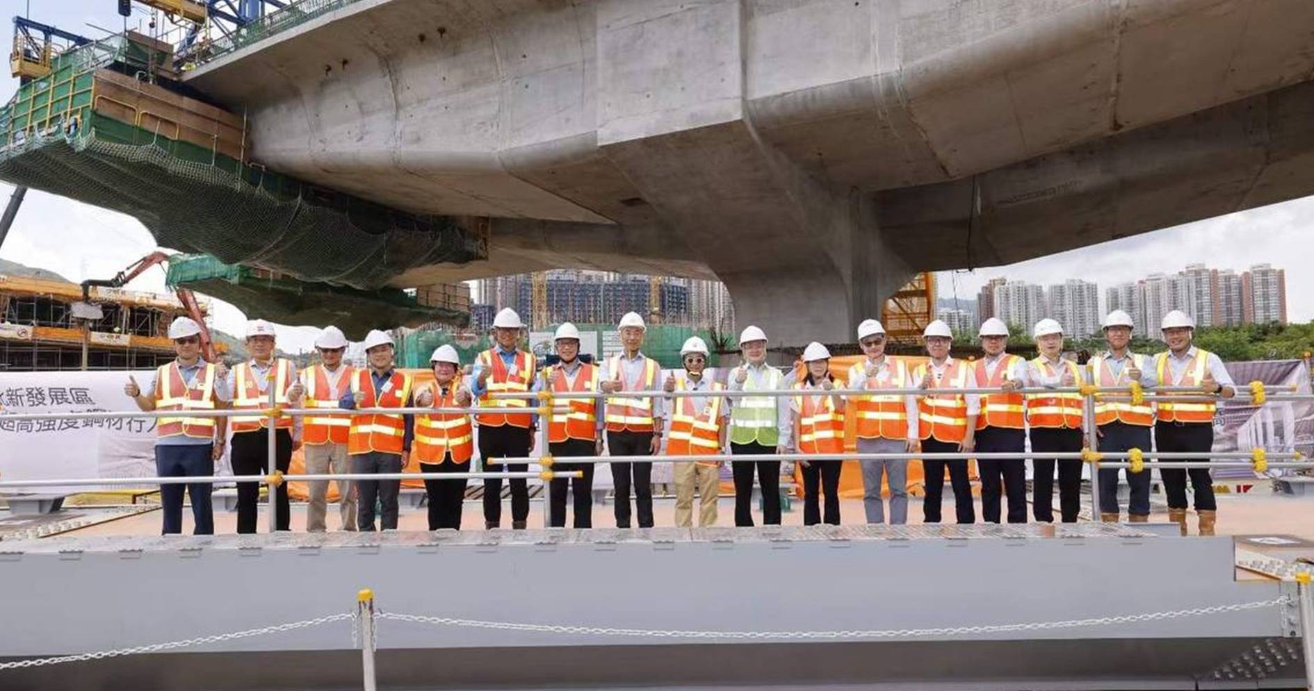 The Civil Engineering and Development Department adopted the welding technology for effective application of the S960 steel, developed by Prof Chung’s research team, in a footbridge construction in Fanling North.  This is the first public works in Hong Kong to incorporate the technology.