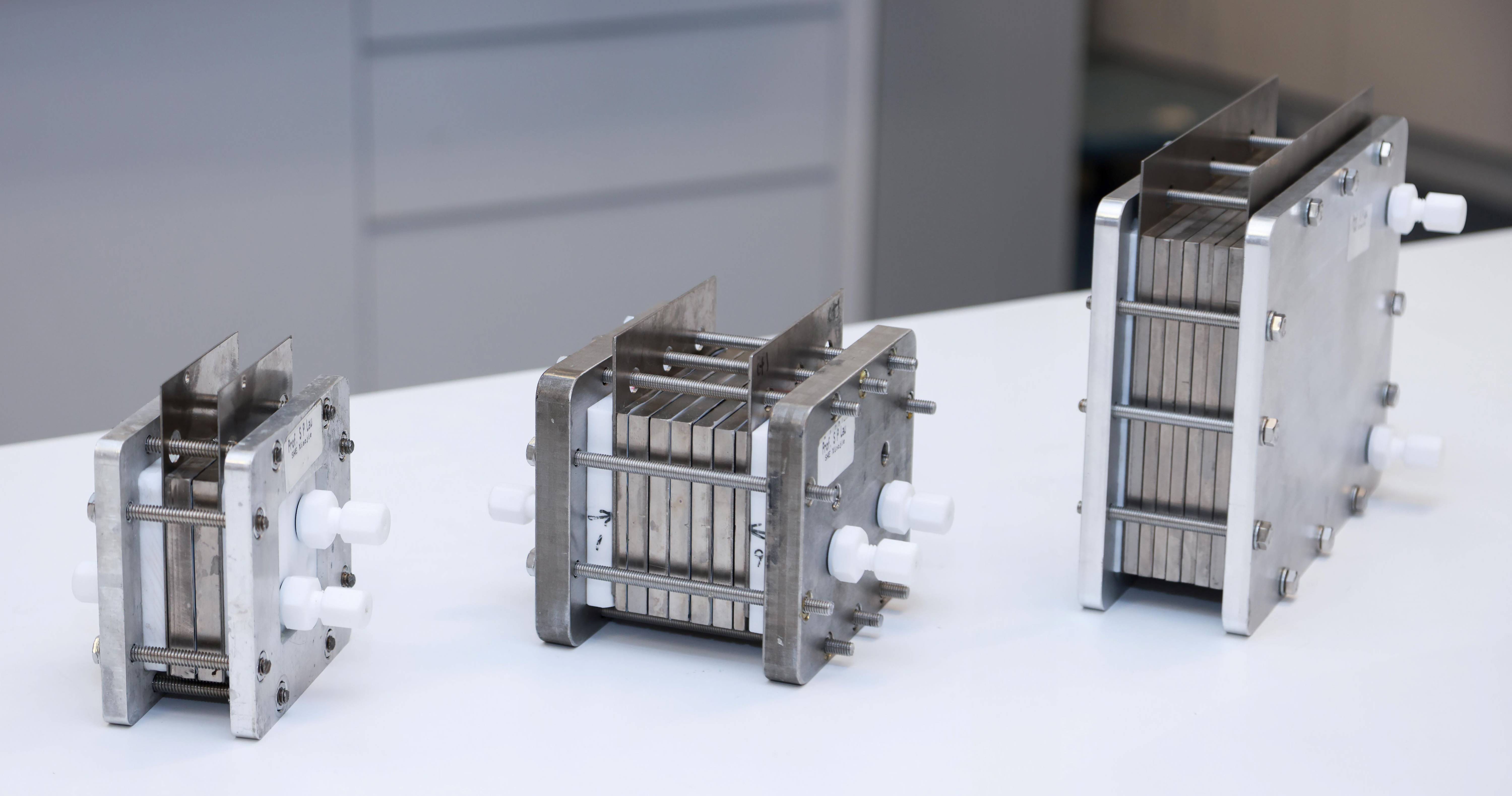 The design of the catalyst material testing device is based on Prof. Lau’s earlier development of the APMA system for carbon dioxide electroreduction, which can convert carbon dioxide into ethylene for industrial purposes to provide an effective solution for reducing CO2 emissions. This research has already led to collaborations with an energy and chemical enterprise and received a gold medal at the 48th International Exhibition of Inventions of Geneva, Switzerland.