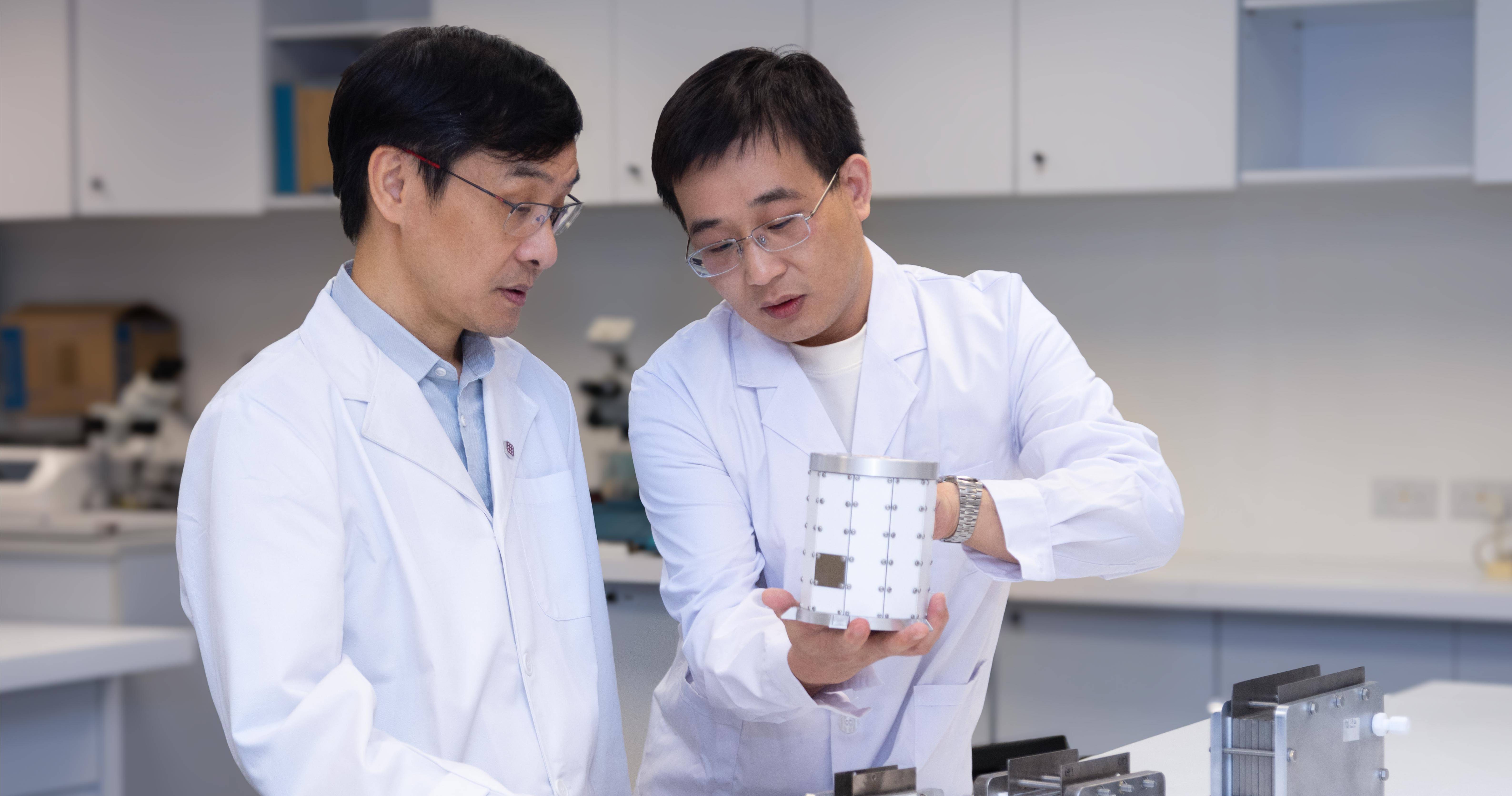 The in-orbit material experiment testbed has been retrieved and will be analysed in PolyU’s laboratory. Prof. Lau and his team will study the effects of microgravity, vacuum, and radiation on the effectiveness of high-performance catalysts.