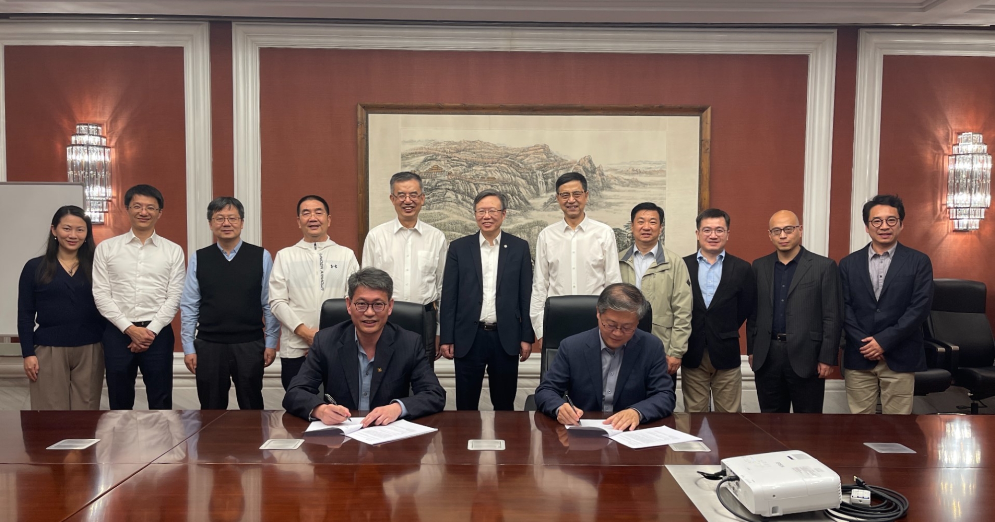 Prof. Jin-Guang Teng, President of PolyU (centre) led a PolyU delegation to Tsinghua University to attend the signing ceremony.