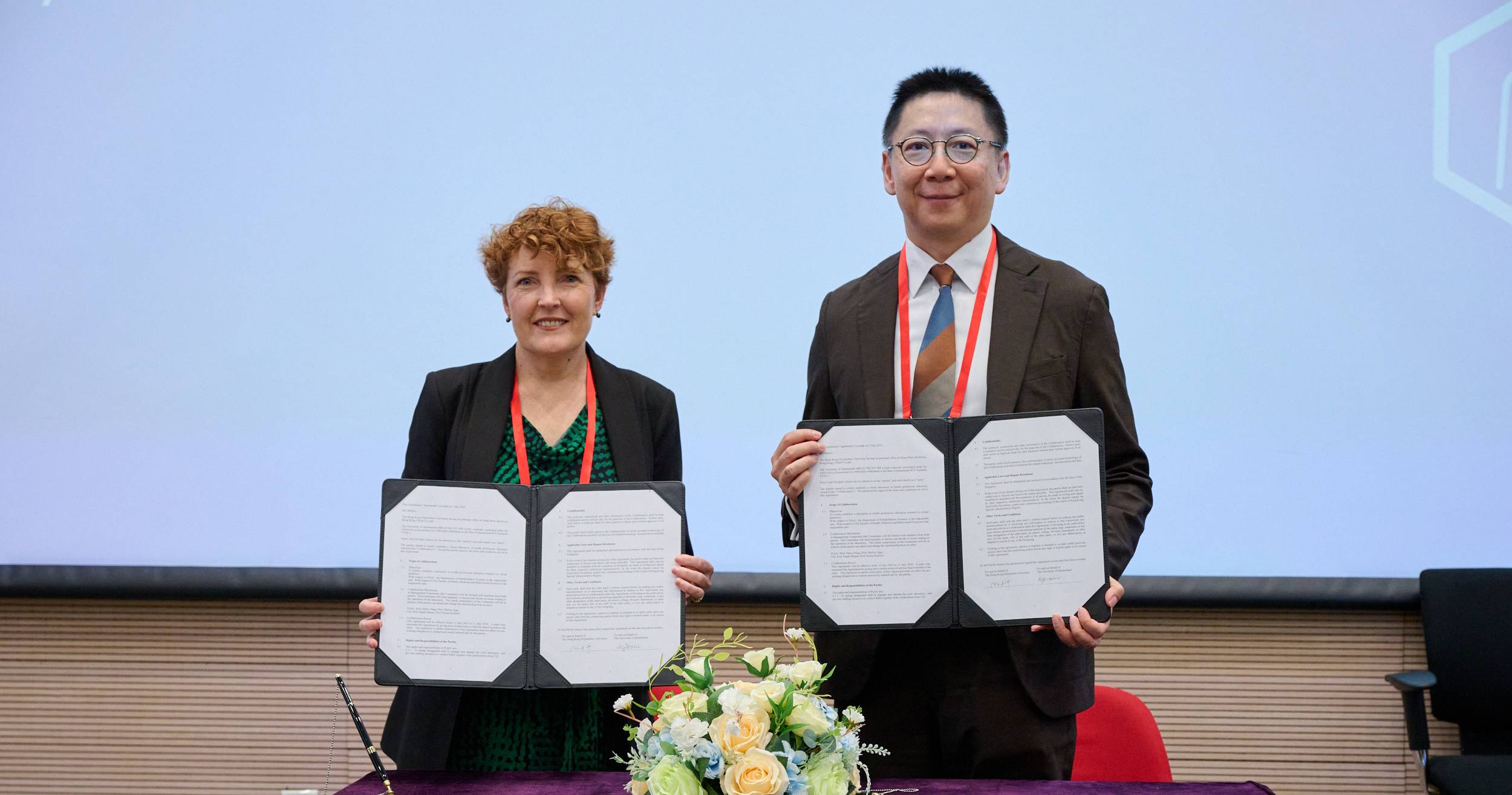 彭耀宗教授（右）及Sandy Brauer教授（左）代表理大及昆士兰大学签署协议，成立「医疗专业教育研究联合实验室」。