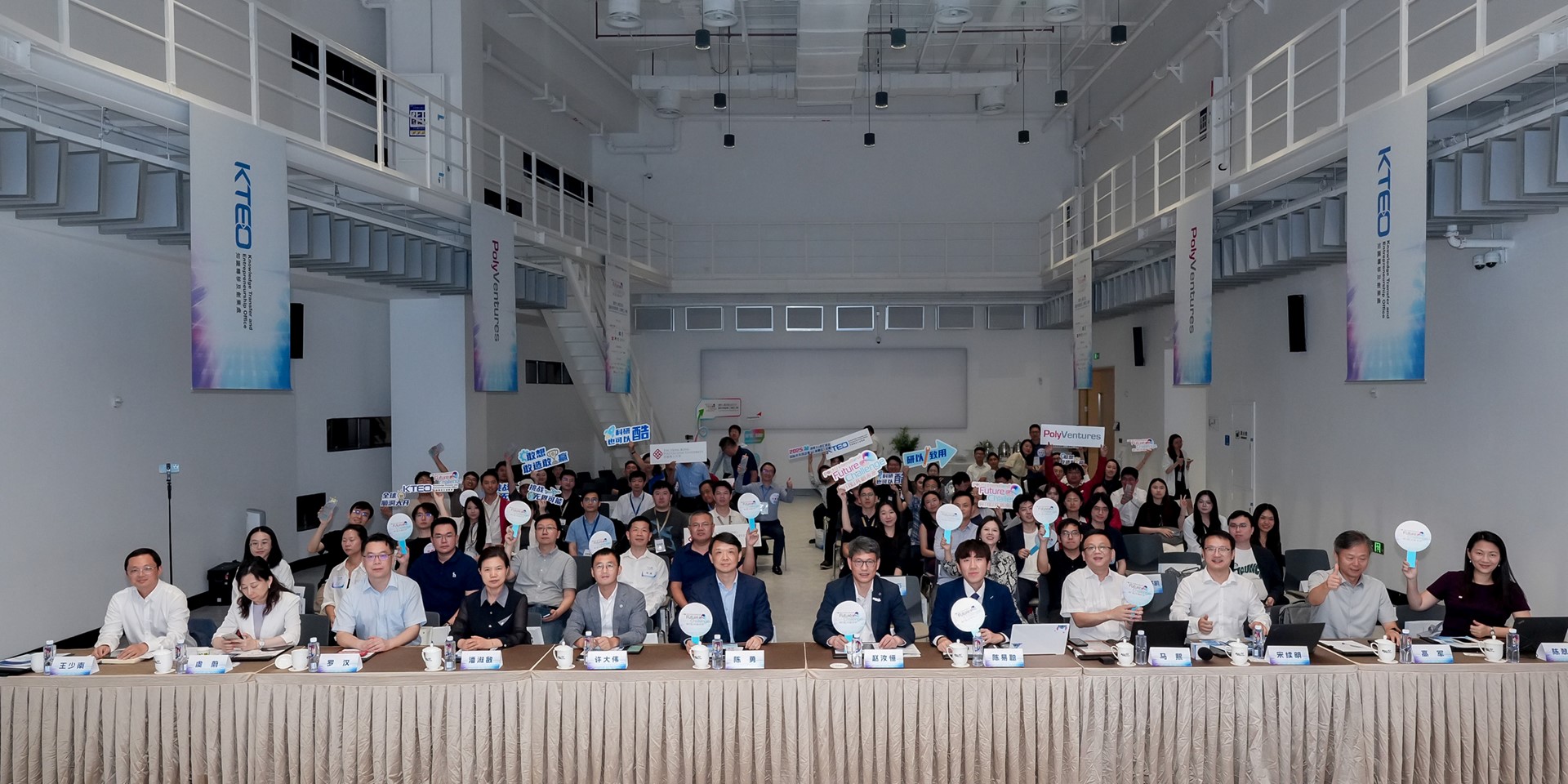 决赛汇聚了上海交通大学丶同济大学等内地高校代表，以及一众投资者丶行业专家，共同见证沪港的创新协作成果。