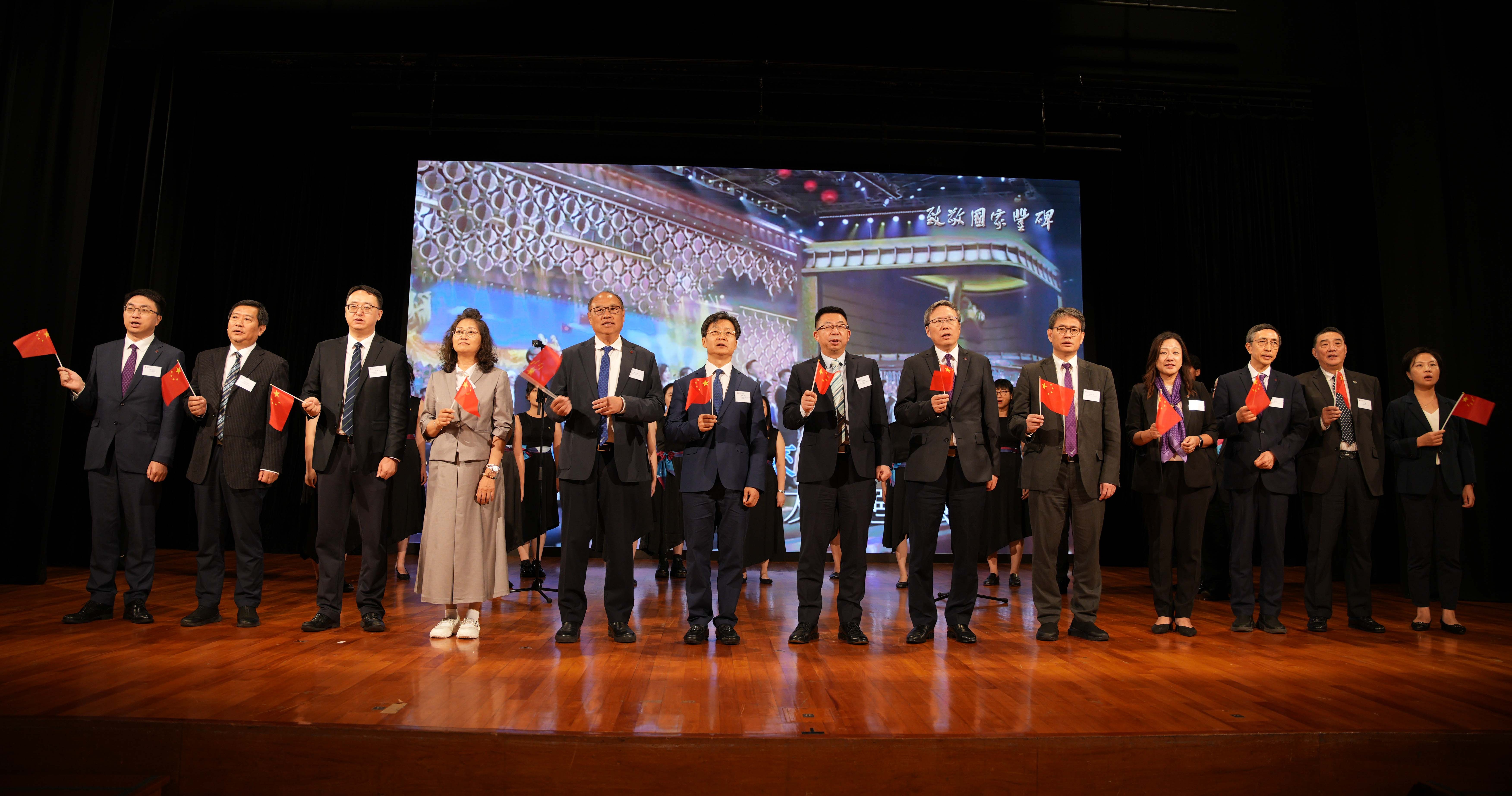 一众嘉宾在活动上与全场齐唱《歌唱祖国》，以激昂歌声传递爱国精神。