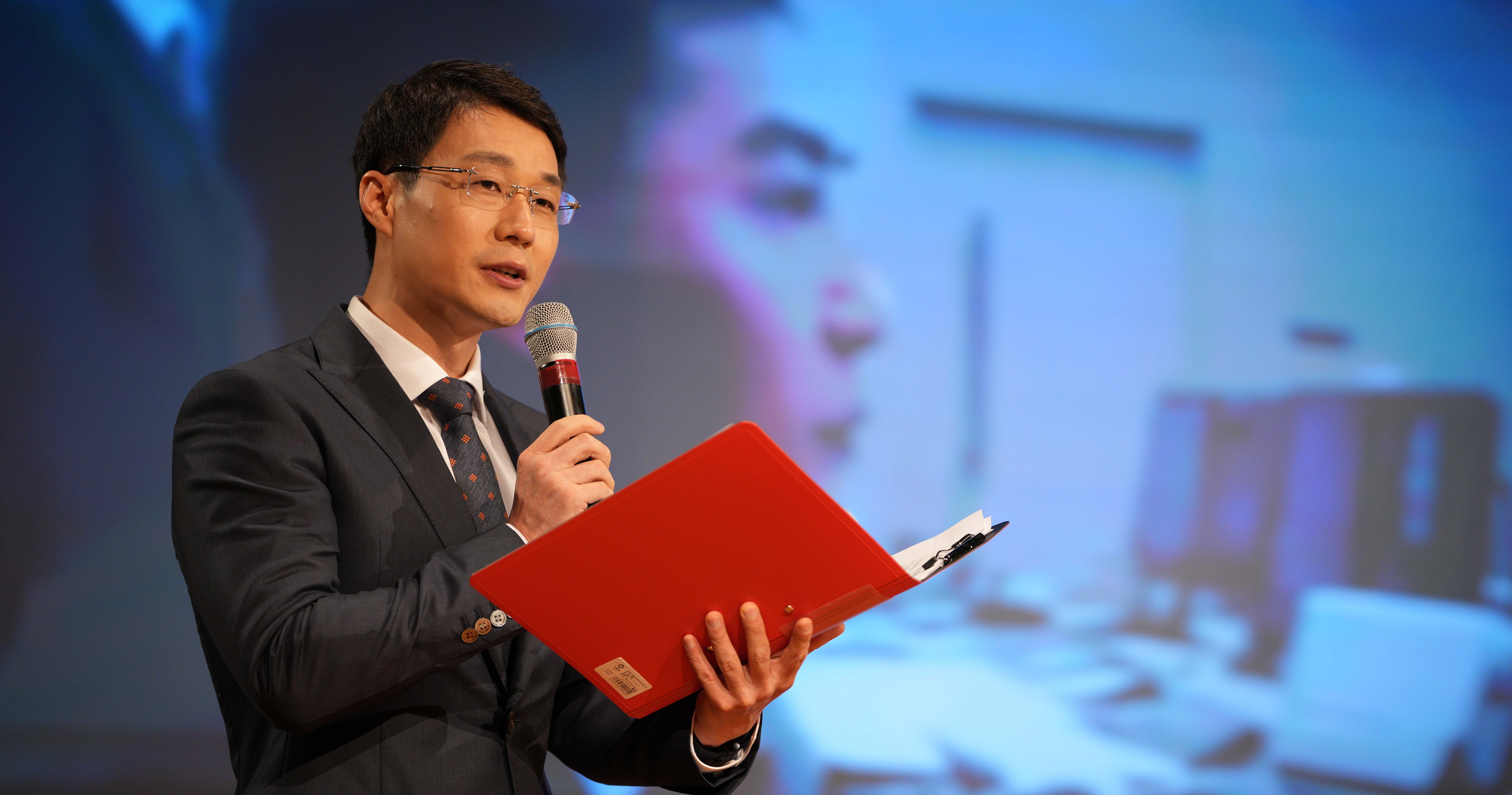 江苏无锡广电新闻中心的李佳先生讲述大国重器团队的故事。