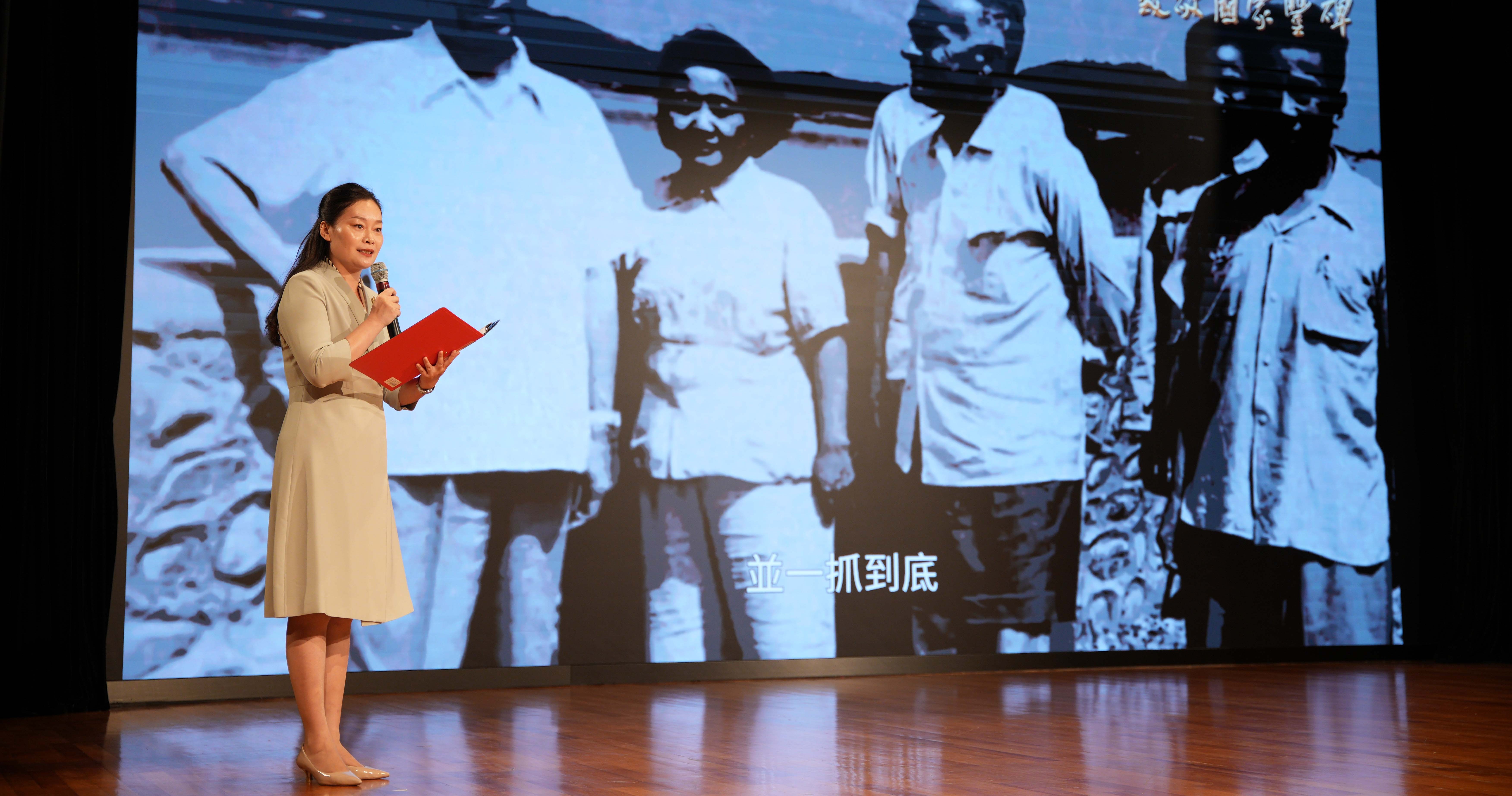 恩来干部学院的张丽丽女士讲述周恩来总理的故事。