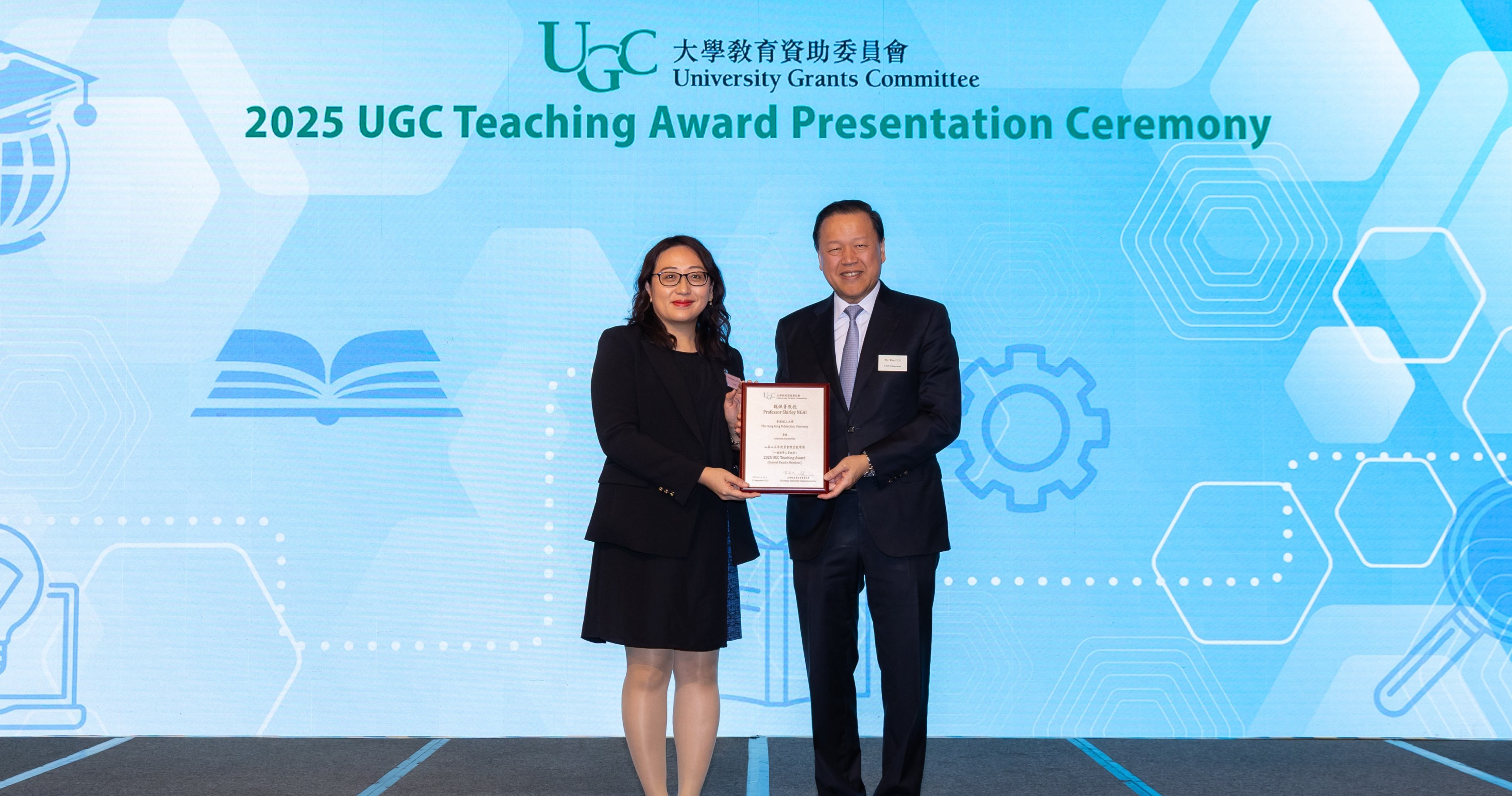 Prof. Shirley Ngai (left) receives the 2025 UGC Teaching Award in the General Faculty Members category from Mr Tim Lui, Chairman of UGC (right).
