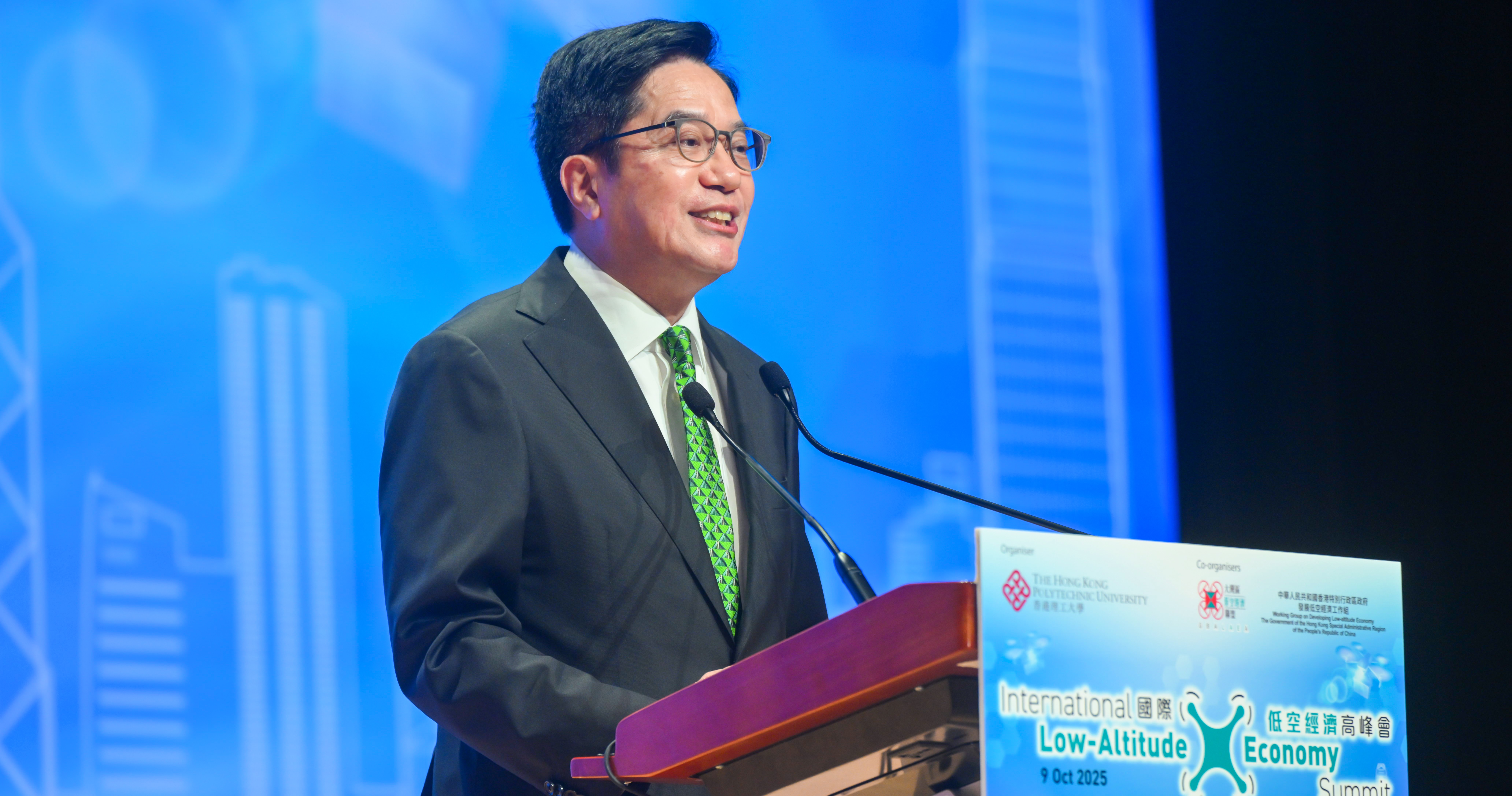 香港特别行政区政府财政司副司长黄伟纶先生表示，低空经济发展除了需要由政府推动以外，更加需要来自不同界别的伙伴支持，很高兴香港理工大学在这方面能作为「战友」。