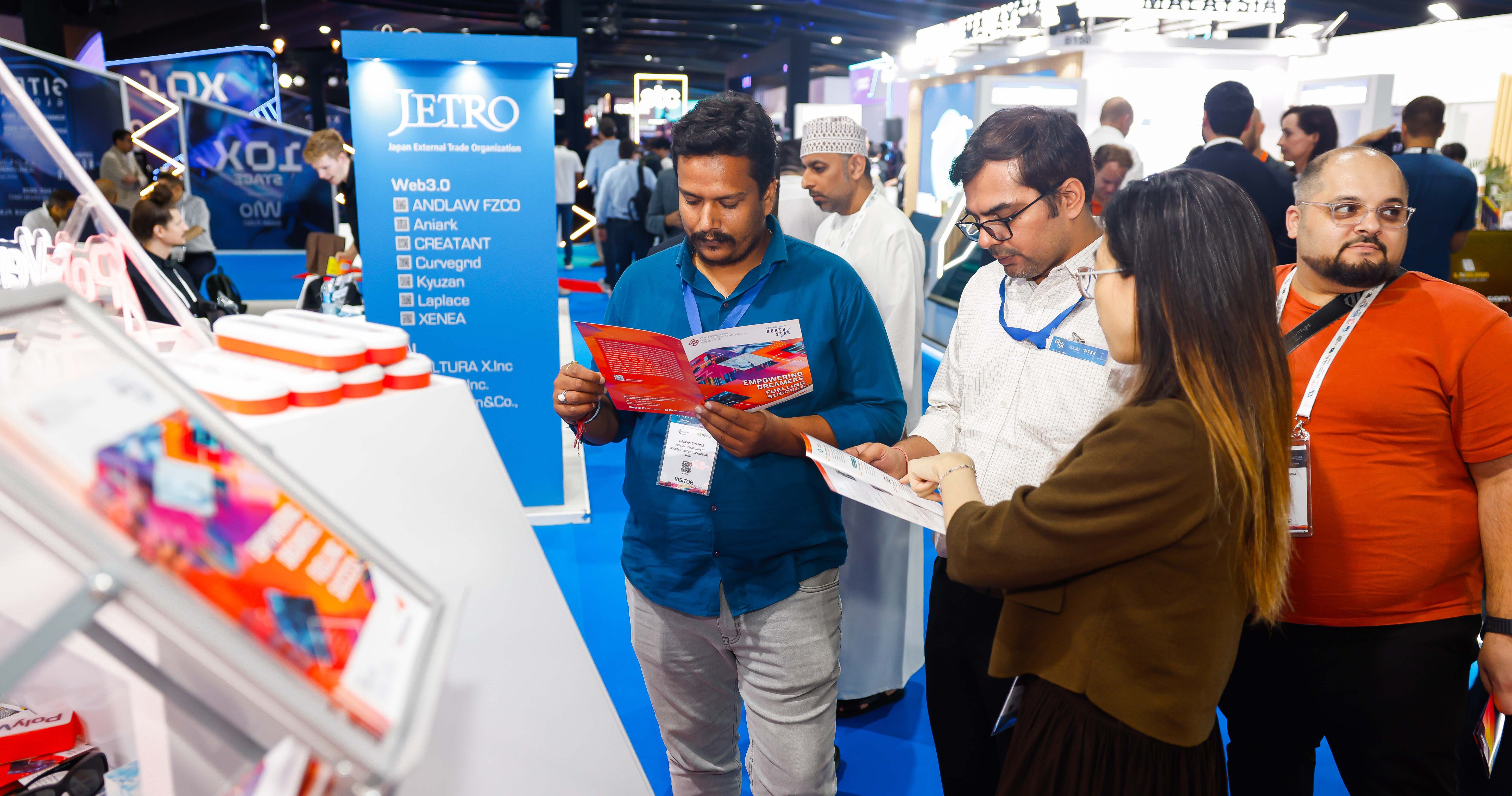 众多潜在业界合作夥伴及投资者参观理大展馆，积极探索合作机遇。