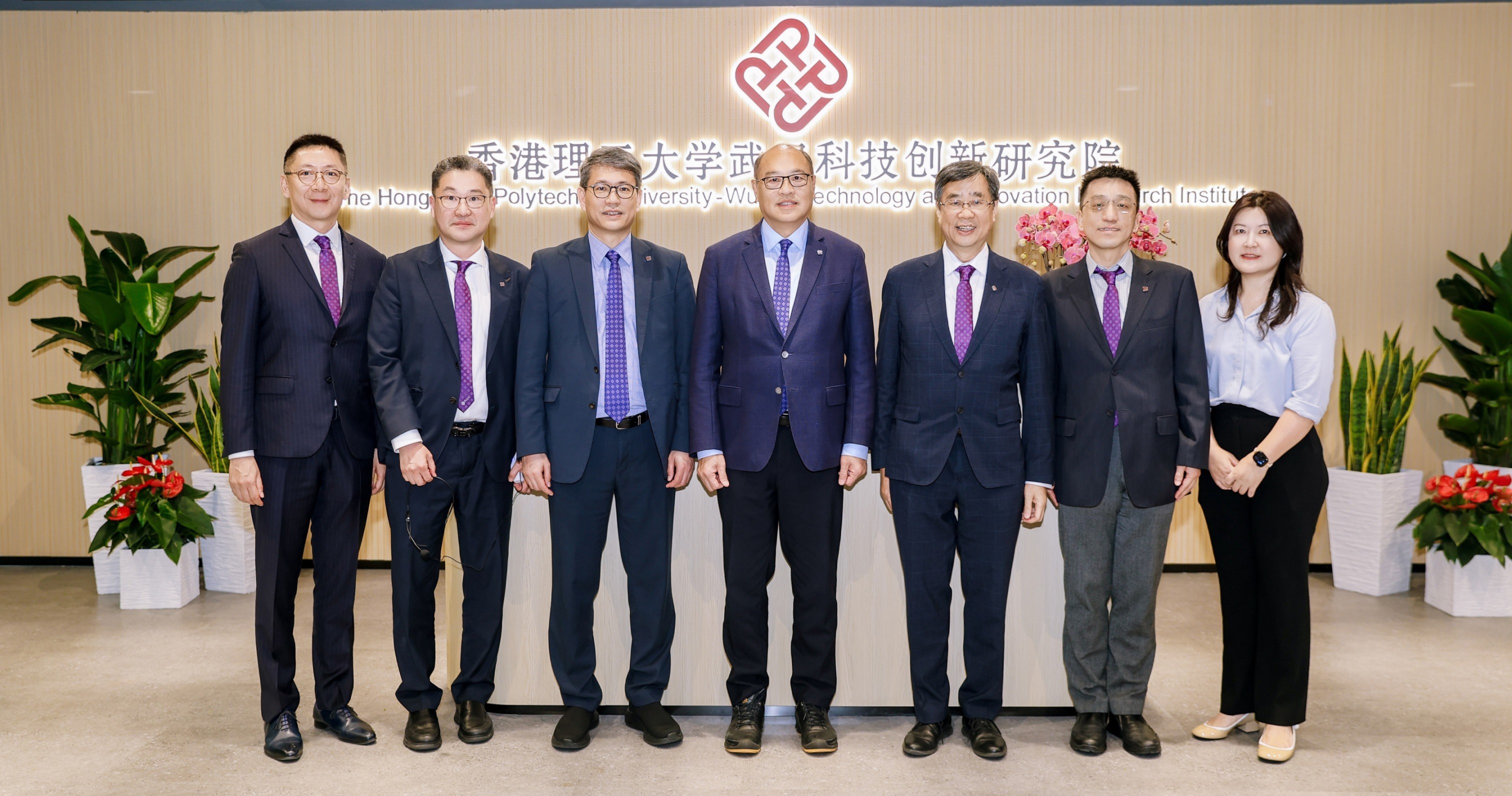 理大校董会主席林大辉博士（中）、高级副校长（研究及创新）赵汝恒教授（左三）、医疗及社会科学院院长及神经心理学讲座教授岑浩强教授（右三）与理大武汉科技创新研究院院长及眼科视光学院科研眼科讲座教授何明光教授（左二）、理大武汉科技创新研究院副院长及应用物理系系主任郝建华教授（右二）、理大武汉科技创新研究院康复中心主任及康复治疗科学系系主任彭耀宗教授（左一）、理大武汉科技创新研究院护理中心主任及护理学院副教授杨琳教授（右一）合影。