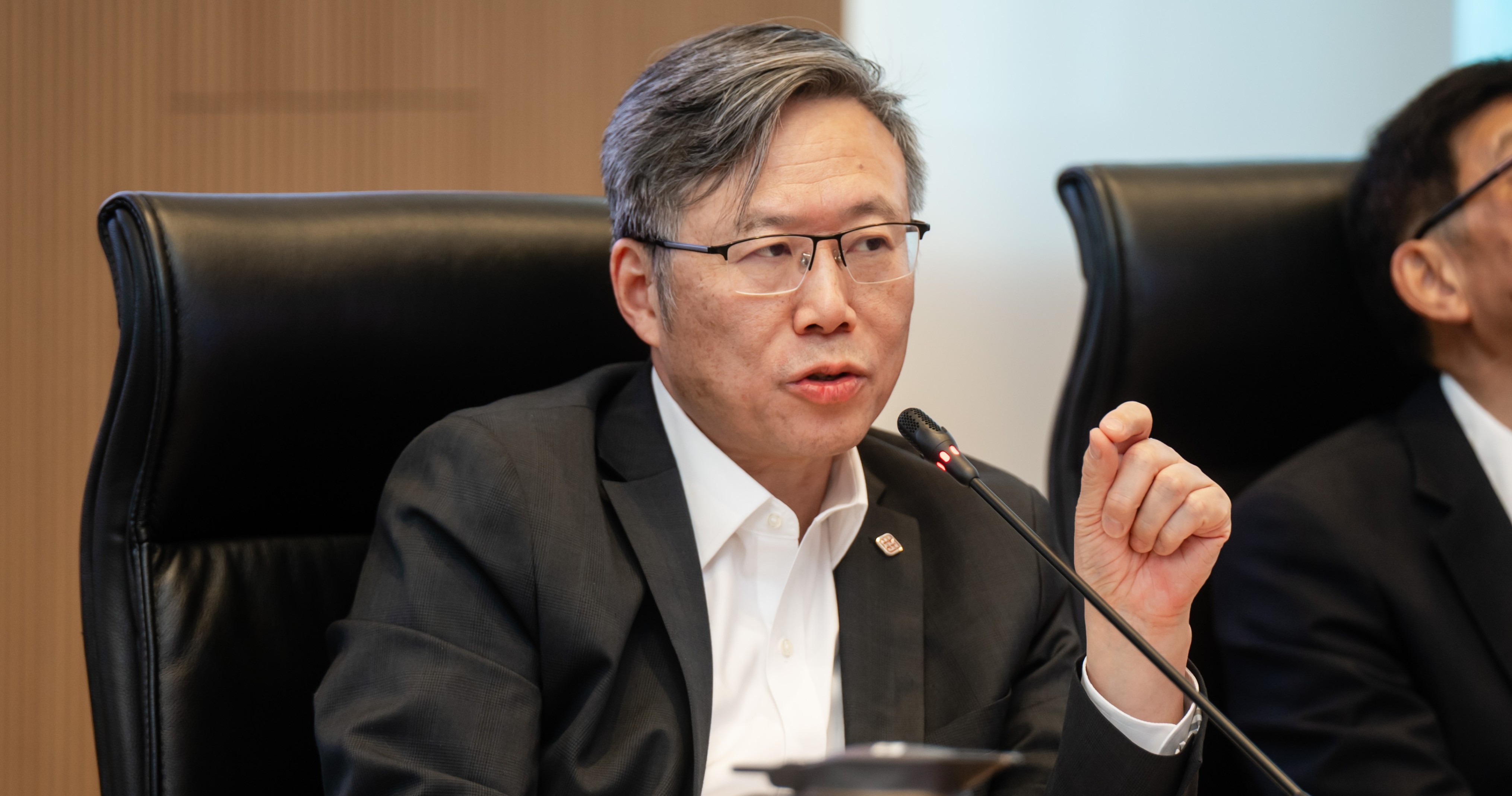 Prof. Jin-Guang Teng introduced the latest developments of PolyU to the delegation.