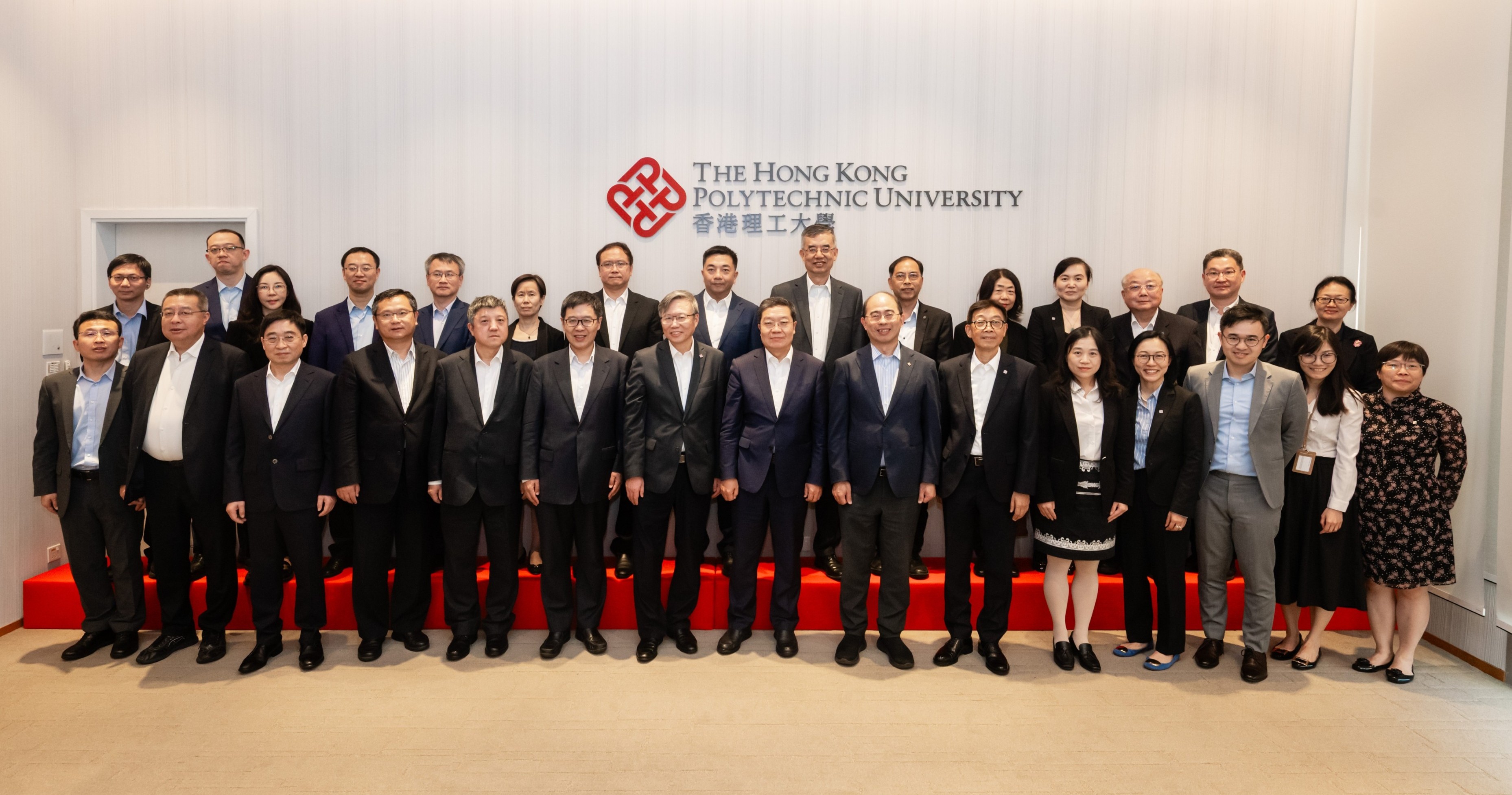 Mr Chen Jiachang (front row, centre); Mr Dai Gang, Director-General of the Department of International Cooperation of the Ministry of Science and Technology (front row, 6th from left); Mr Liu Yuxin, Director-General of Department IX of the Ministry of Science and Technology (front row, 5th from left); Mr Lui Guisheng, Deputy Director of the Department of Health Science, Technology and Education of the National Health Commission (back row, 5th from left); Prof. Wu Yan, Deputy Director-General of the Bureau of International Cooperation of the Chinese Academy of Sciences (back row, 6th from left); Ms Ding Ning, Deputy Director-General of the Bureau of International Cooperation of the Chinese Academy of Engineering (front row, 5th from right); and other representatives from the Ministry of Science and Technology, Beijing-Hong Kong Exchange of Personnel Centre, National Health Commission, Chinese Academy of Sciences, Chinese Academy of Engineering, National Natural Science Foundation of China, Department of Science and Technology of Guangdong Province, Guangzhou Municipal Science and Technology Bureau, Industry and Information Technology Bureau of Shenzhen Municipality, as well as the Innovation and Technology Commission of the HKSAR Government, posed for a group photo with Prof. Jin-Guang Teng (front row, 7th from left), Prof. Wing-tak Wong (front row, 7th from right), Prof. Cao Jiannong, PolyU Vice President (Education) (front row, 6th from right), and other University management team members and researchers.