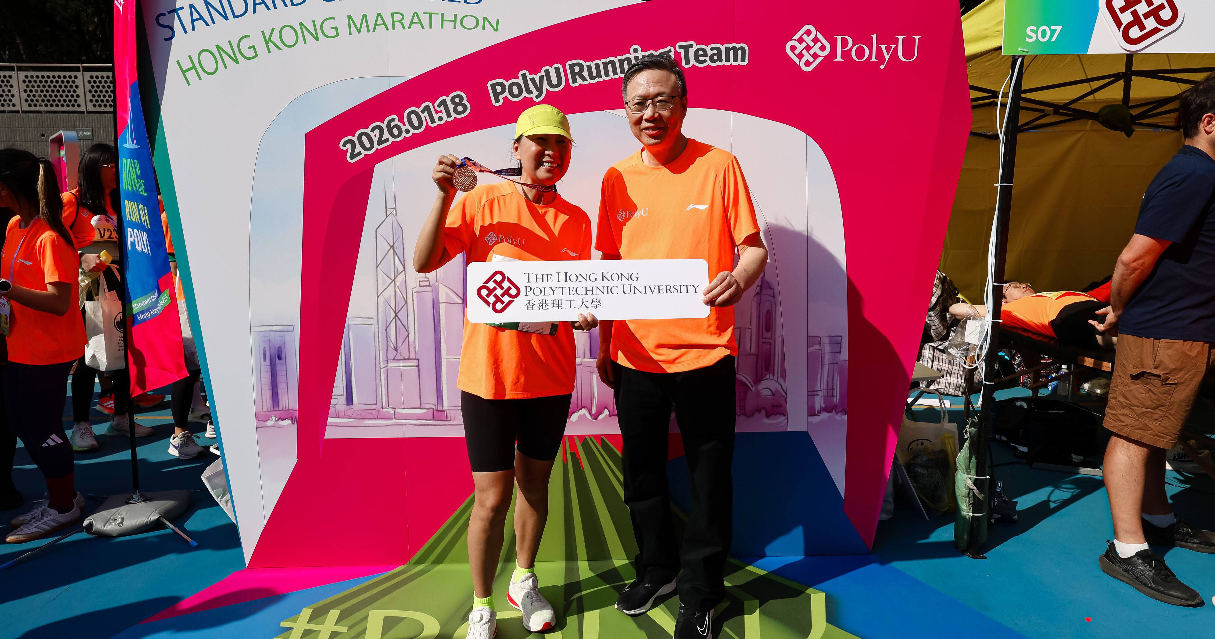 Wang Junxia, Olympic gold medallist in the women’s 5,000m at the 1996 Atlanta Games (left), joined the PolyU running team to take on the 10km race, and posed with Prof. Jin-Guang Teng (right) after the race.