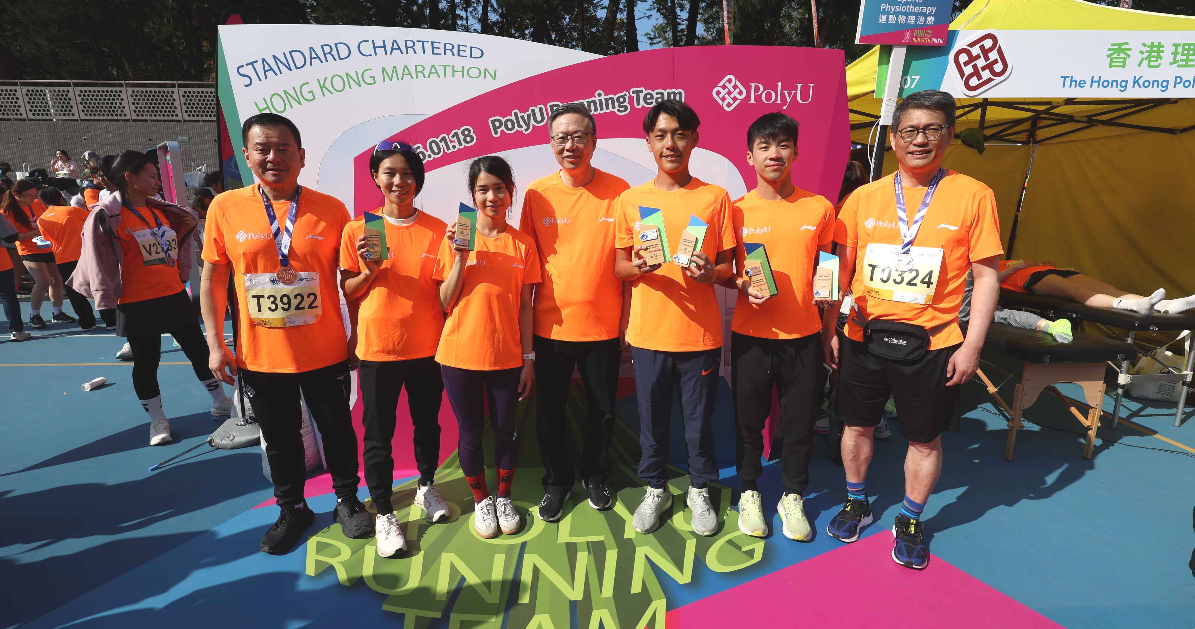 Prof. Jin-Guang Teng (centre), Prof. Christopher Chao (1st from right) and Prof. Ben Young (1st from left) congratulated the award-winning PolyU runners Lam Ka Yan (2nd from left), Wong Cho Sum (3rd from left), Tse Chun Yin (3rd from right) and Yip Tak Long (2nd from right) on their excellent achievements.