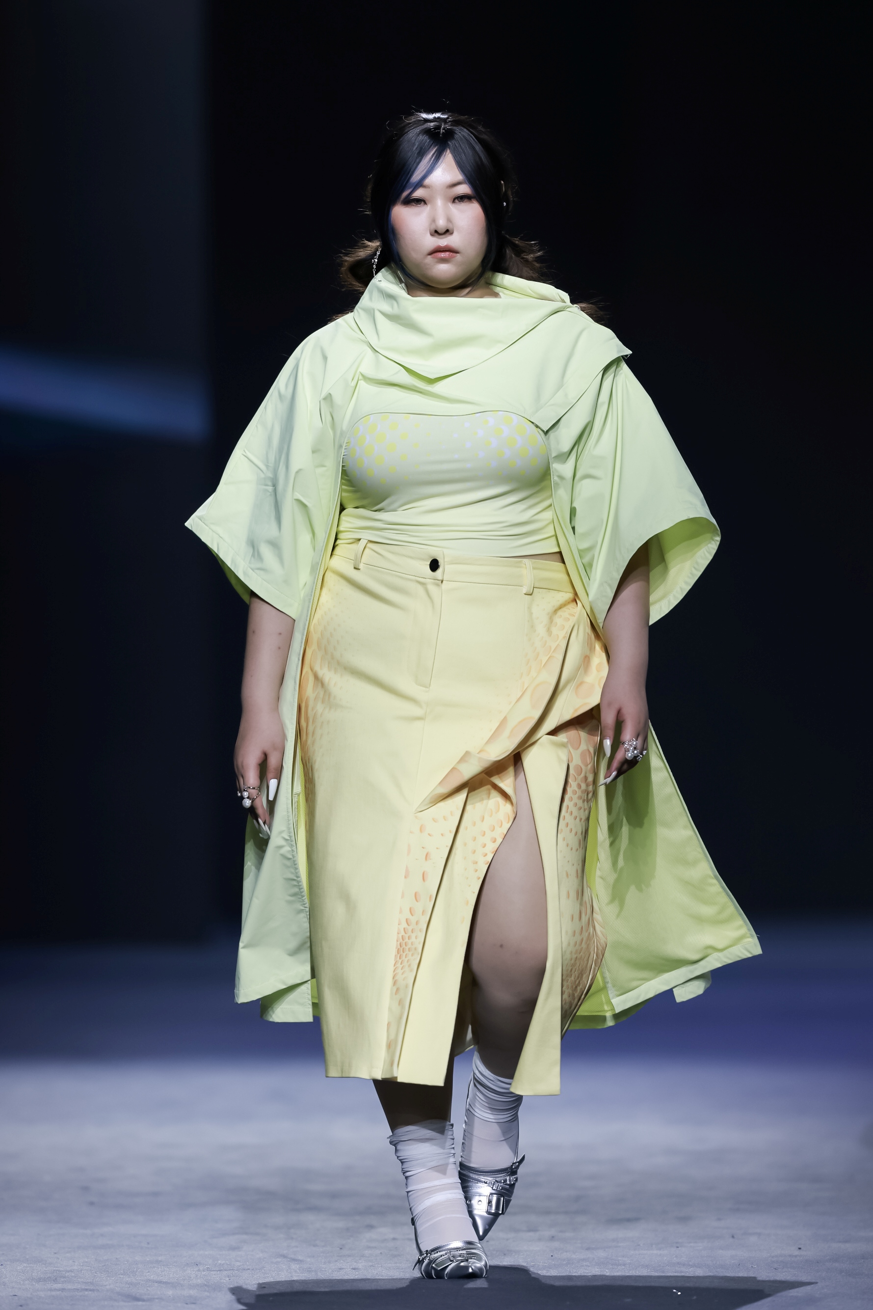 Plus-size collection, titled “Confidence in Motion” by Coco YANG Ke celebrated body positivity and self-expression. Created for young plus-size women who want to embrace their curves with confidence, the collection delivered an energetic and empowering vision of fashion that is not governed by mainstream body standards.