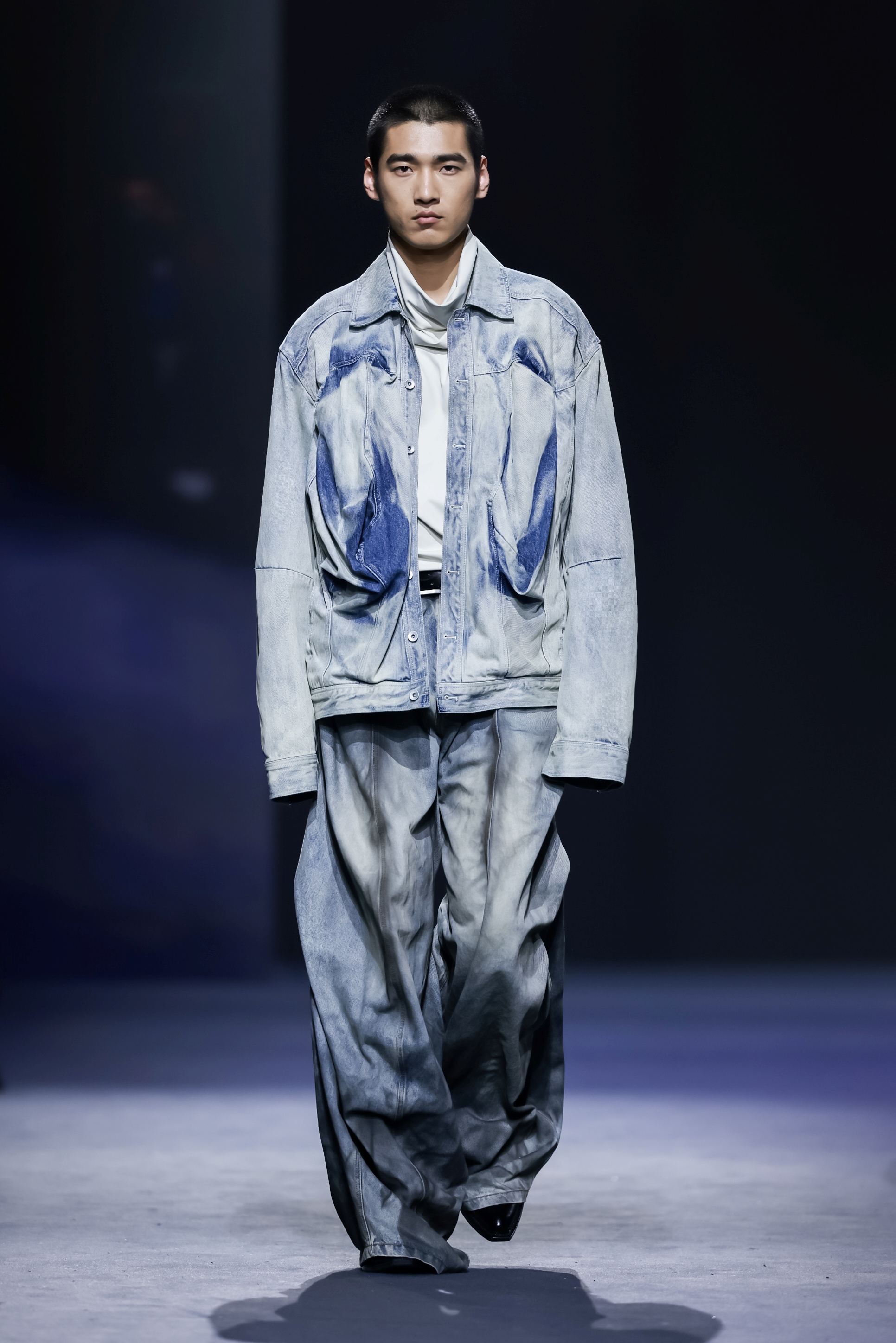 Ezra MAO Enhui’s menswear collection, titled “Rational Rebellion”, challenged the city’s fast-paced urban order, proposing instead a life lived at one’s own rhythm. Describing this as a quiet form of rational rebellion, Ezra traced his personal walking trajectories through Hong Kong and Shanghai, and transformed them into a distinctive patternmaking technique visible throughout the collection. Since graduating, Ezra has founded his Shanghai-based brand, Thorn Untold.