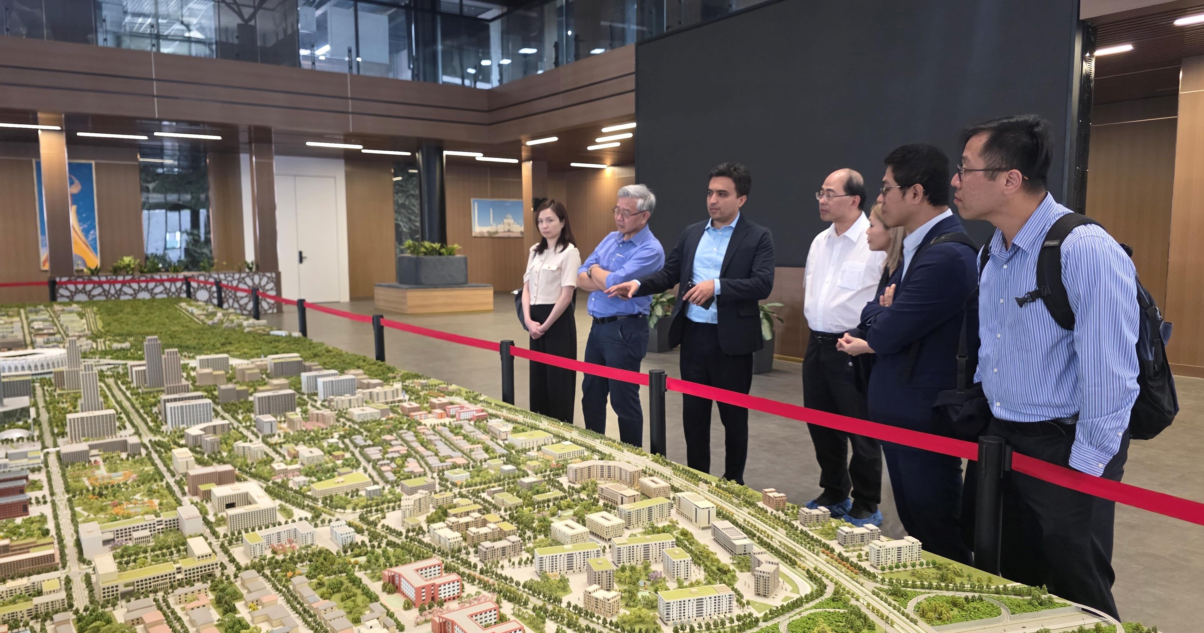 理大代表團參觀新烏茲別克斯坦大學的新校園建設工地。