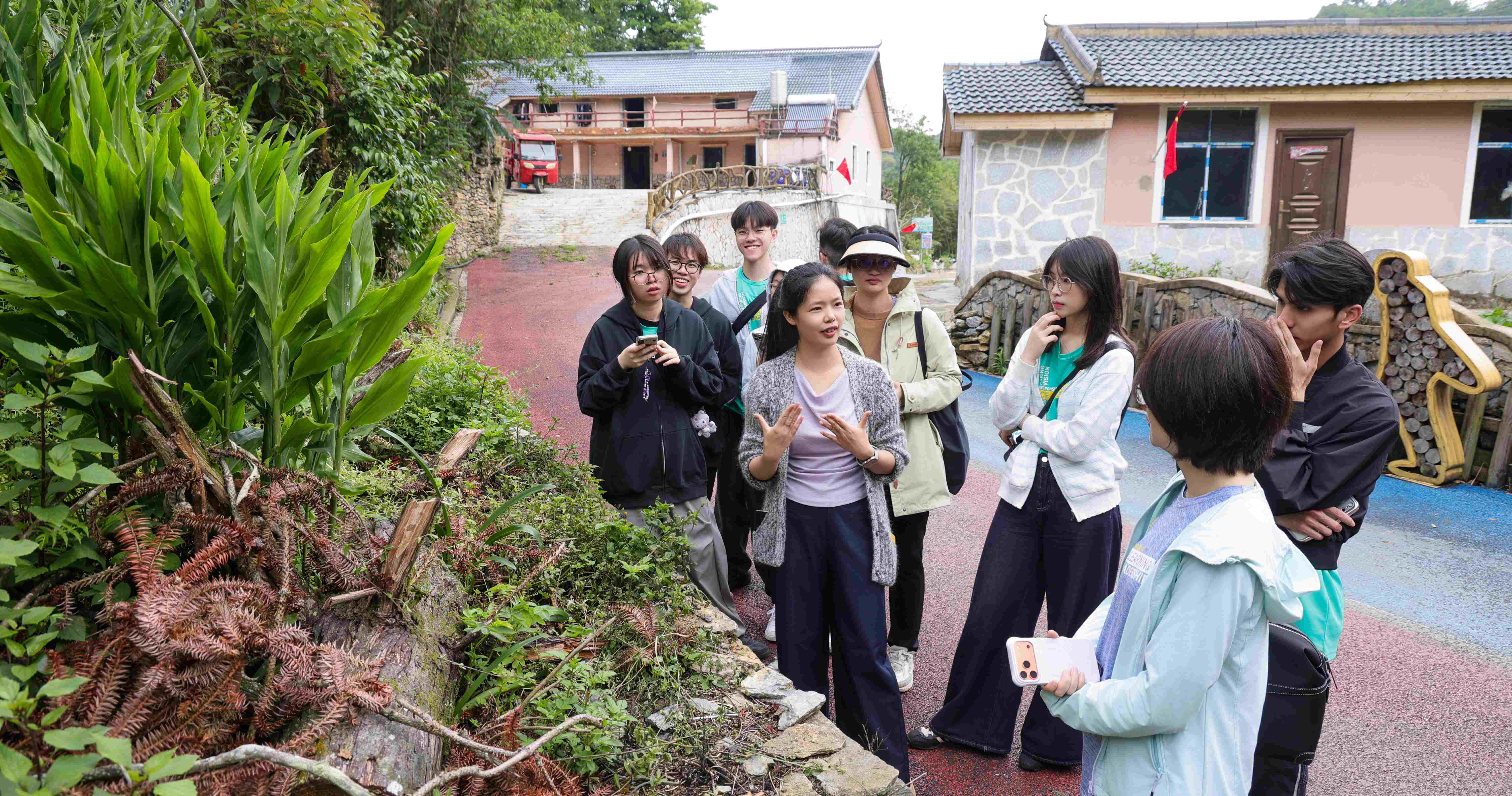 在酒店及旅遊業管理學院推出的項目中，學生利用智慧工具為鄉村定製數位化文旅創新方案，助力文化資源轉化為鄉村振興發展動能。