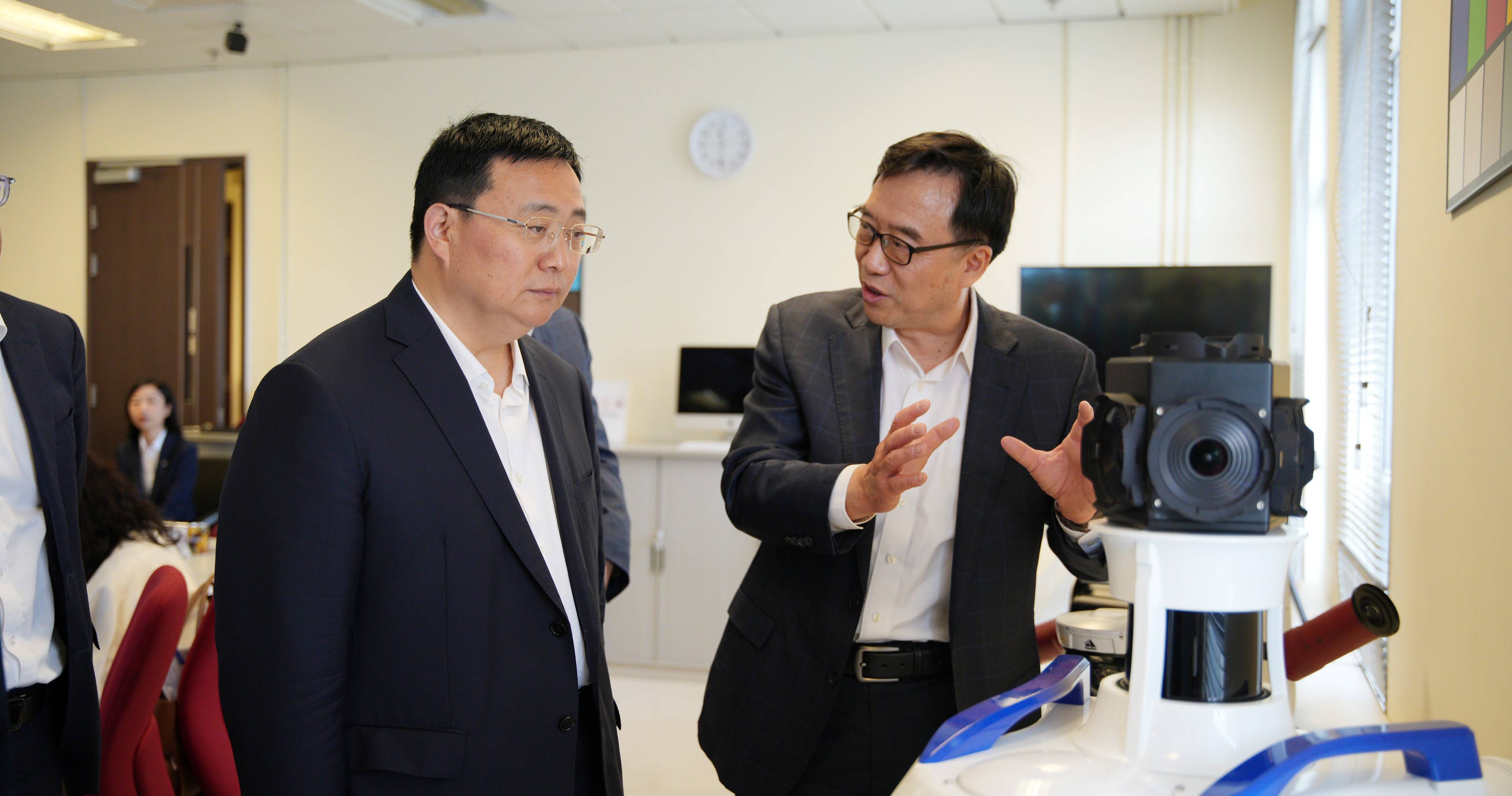 The delegation visited the Otto Poon Charitable Foundation Smart Cities Research Institute of PolyU. Prof. Shi Wenzhong, Director of the Institute and Chair Professor of Geographic Information Science and Remote Sensing (right), introduced PolyU’s frontier innovations in smart city technologies.