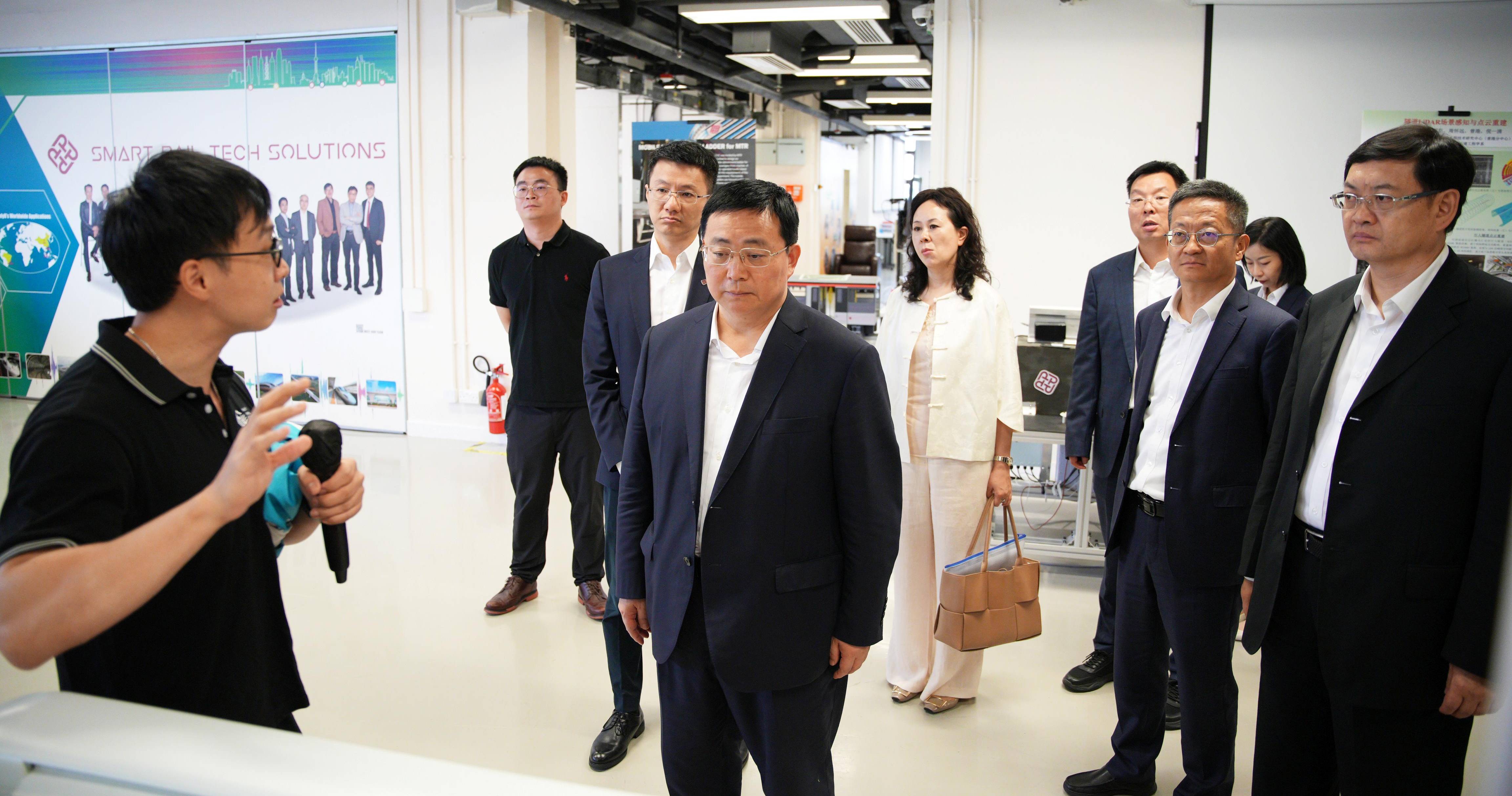 The delegation visited the National Rail Transit Electrification and Automation Engineering Technology Research Centre (Hong Kong Branch) at PolyU. Dr Vincent Wai-Kei Ao, Research Fellow of the PolyU Department of Civil and Environmental Engineering (left), introduced the Centre’s latest research achievements.