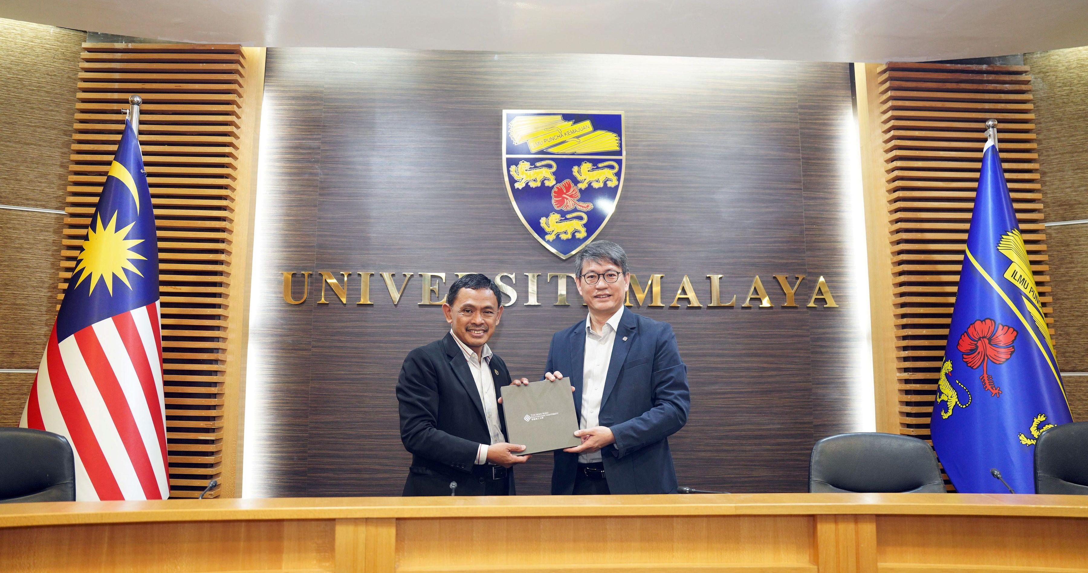 Prof. Kaharudin Dimyati, Deputy Vice-Chancellor (Research & Innovation) of Universiti Malaya (left), presented a souvenir to Prof. Christopher Chao (right).