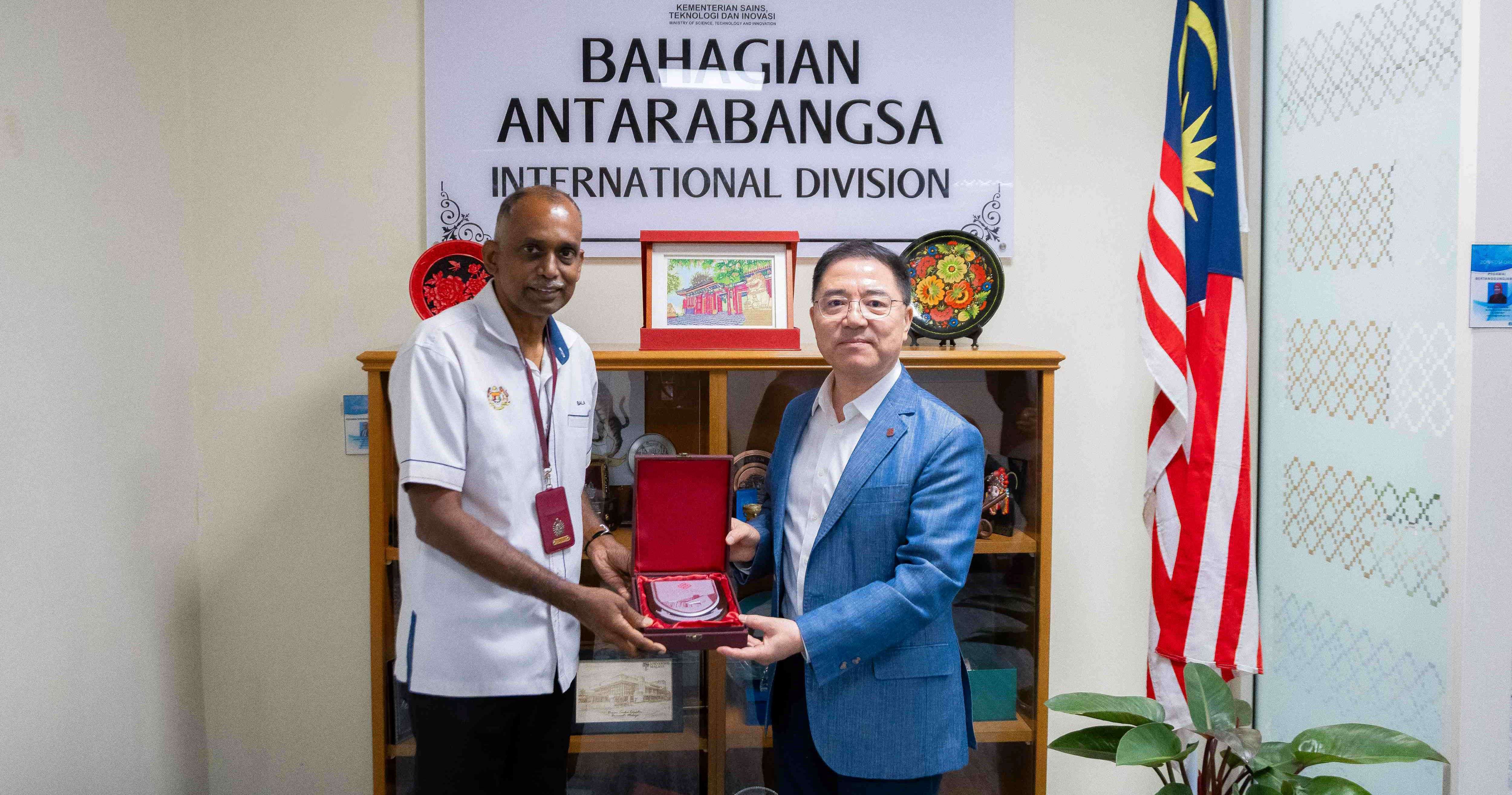 On behalf of PolyU, Prof. Dong Cheng (right) presented a souvenir to YBrs. Dr. Balamurugan A/L Nallamuthu, Undersecretary, International Division, Ministry of Science, Technology and Innovation of Malaysia (left).