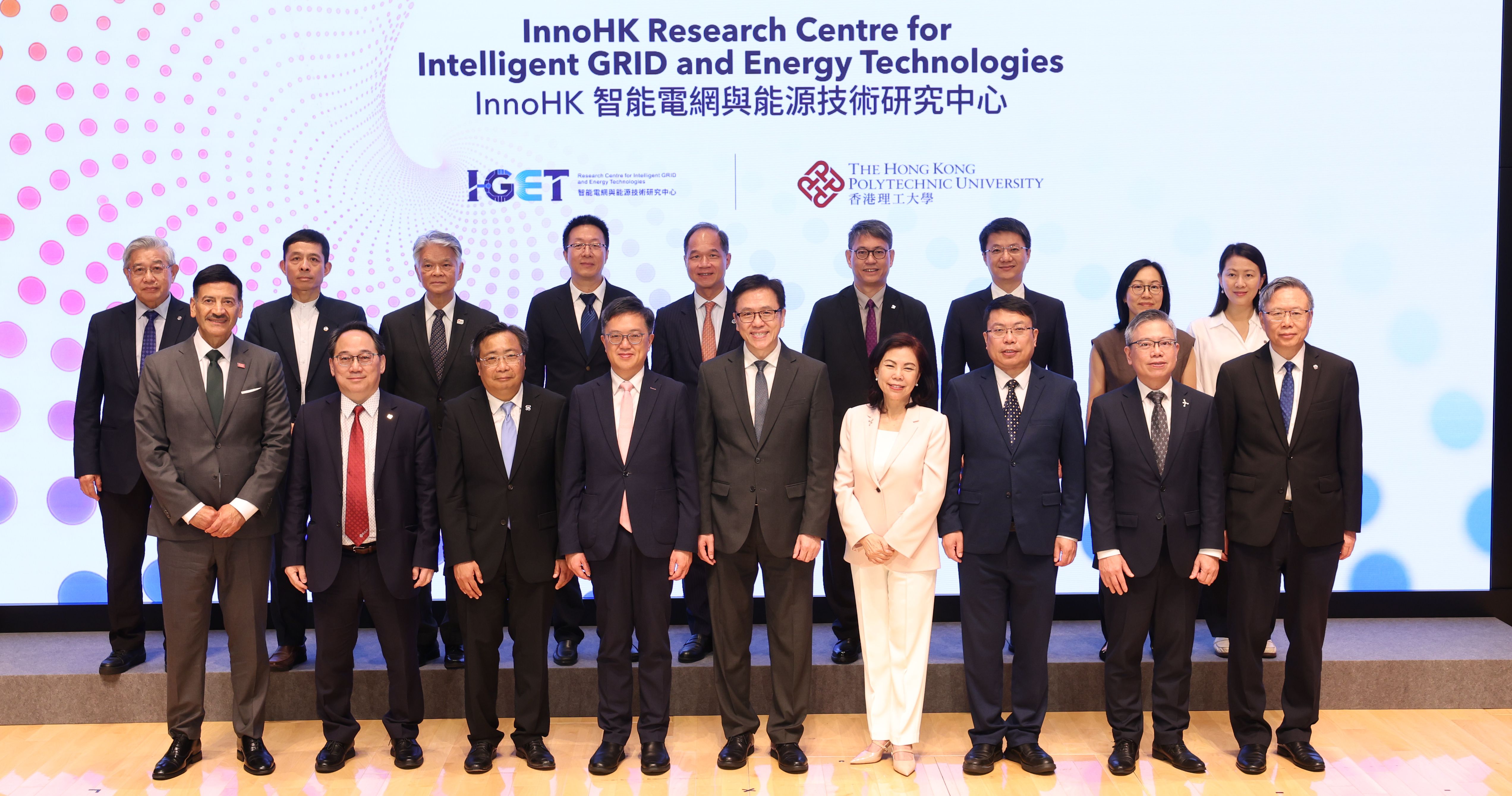 香港特区政府创新科技及工业局局长孙东教授（前排中）、香港科技园公司主席钟郝仪女士（前排右四）、创新科技及工业局常任秘书长蔡杰铭先生（前排左四）、中联办经济金融二部副部长吕峰先生（前排右三）、创新科技署署长李国彬先生（前排左三）、香港科技园公司行政总裁黄秉修先生（前排右二）、理大校长滕锦光教授（前排右一）、InnoHK I-GET主任、理大电机及电子工程学系系主任钟志勇教授（前排左二）、InnoHK I-GET联席主任、伦敦国王学院研究与专项事务高级副校长Sir Bashir M. Al-Hashimi教授（前排左一）、理大高级副校长（研究及创新）赵汝恒教授（后排右四）、理大副校长（知识转移）郑子剑教授（后排右三）、理大工程学院院长文效忠教授（后排左一）、理大研究及创新事务总监黄咏恩教授（后排右二）、理大知识转移及创业暂任总监陈翠芳女士（后排右一）、中国南方电网有限责任公司科技创新部总经理王玮先生（后排左四）、中电控股有限公司首席执行官蒋东强先生（后排中）、香港电灯有限公司行政总裁郑祖瀛先生（后排左三）与澳门电力股份有限公司执行委员会首席顾问岳宗斌先生（后排左二）出席SEAM@InnoHK启动典礼，标志InnoHK I-GET正式成立。
