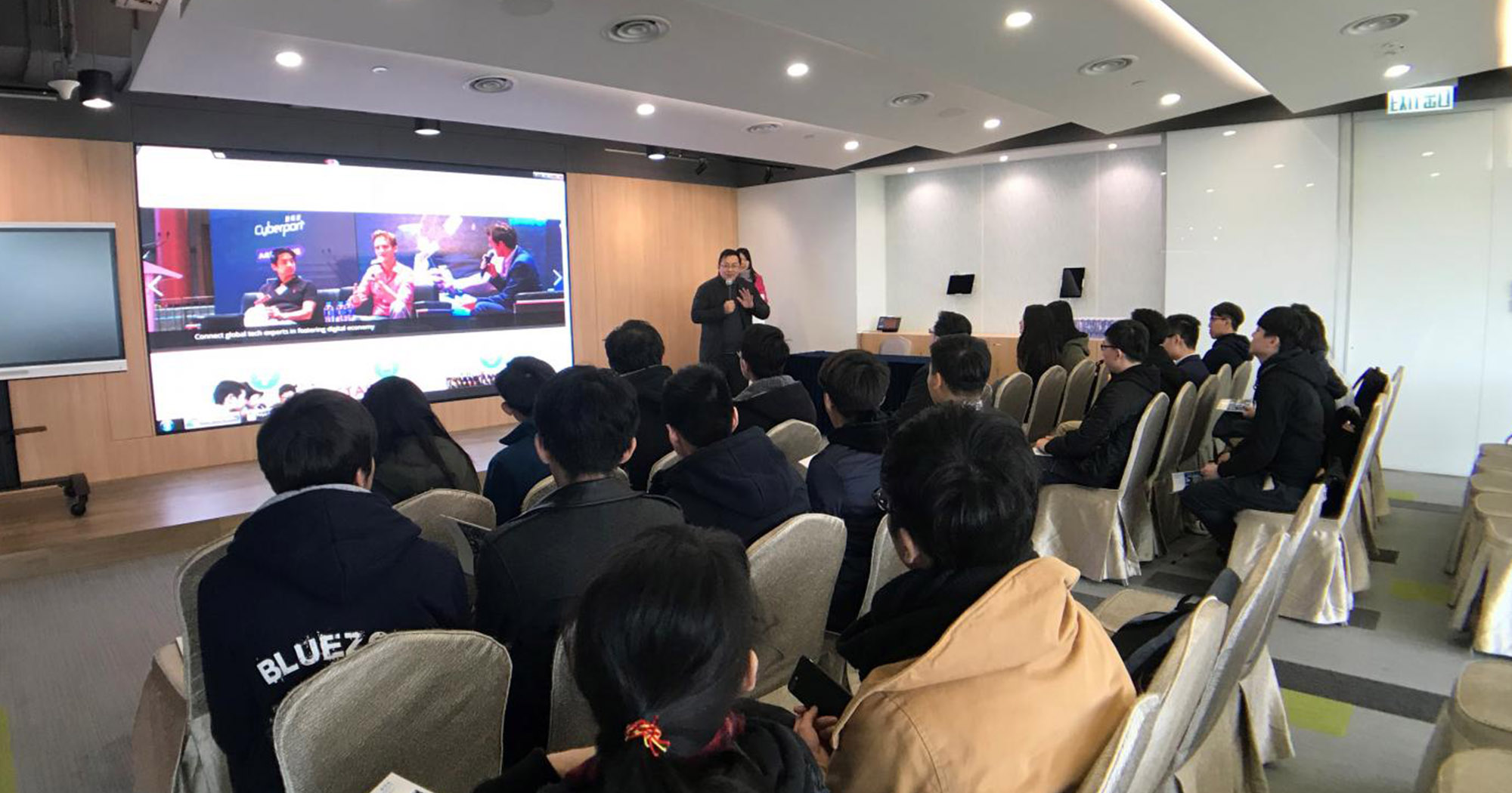 2000x1050_News_cyberport visit 1