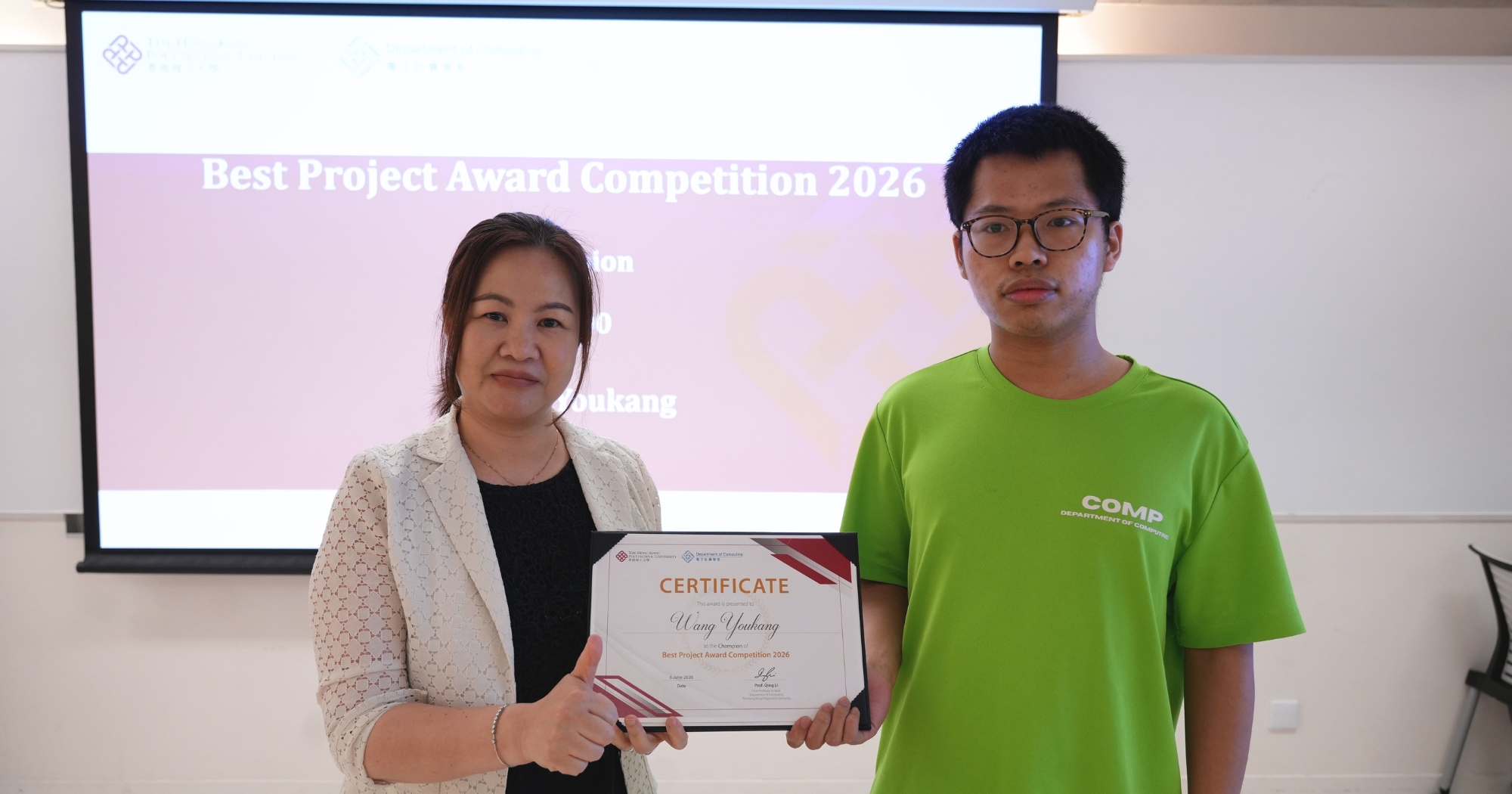 Ms Chris CHAN (Left), Assistant Director, Incubation, Startup Ecosystem, Hong Kong Science and Technology Parks Corporation, presented the Champion Award to WANG Youkang (Right).