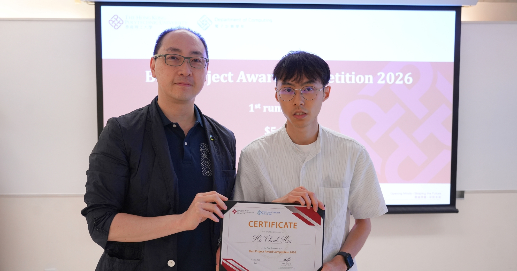 Mr Terence LEUNG (Left), Senior Manager, Start-up Support, Hong Kong Cyberport Management Company Limited, presented the 1st runner-up Award to HO Cheuk Hin (Right).