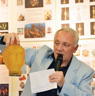 Patrick Callet博士講解其展品。