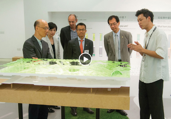 Guests visit the Exhibition on Green Deck featuring a PolyU-initiated innovative solution to problems in the Cross Harbour Tunnel vicinity, e.g., poor air quality and connectivity.