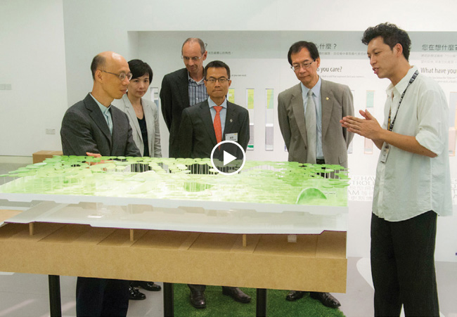 嘉宾参观绿洲展览，了解理大针对解决海底隧道周边空气污染及地区往来不便问题的创新方案。